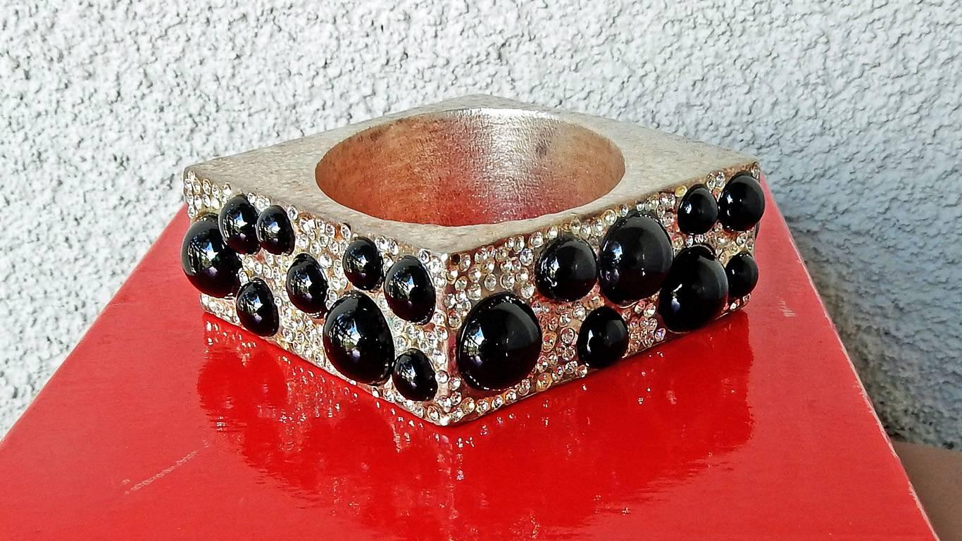 Rare et authentique bracelet manchette carrée Valentino Haute Couture défilé orné de bijoux en vente 3