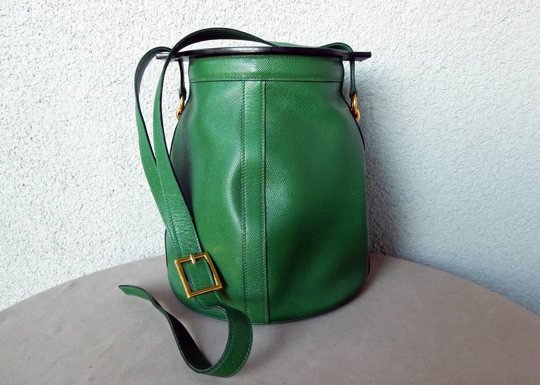 A rare 1989 Hermes shoulder strap leather farming bag.  Constructed in a rich shade of green.  So eye catching!

Features an adjustable shoulder strap with gold metal hardware (S with circle around it ZF 1989), letters are at the end of shoulder