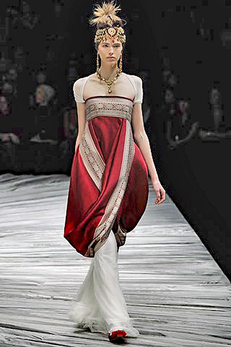 Alexander McQueen 2008 Look of Royalty Rotes und silbernes trägerloses Kleid (Grau) im Angebot