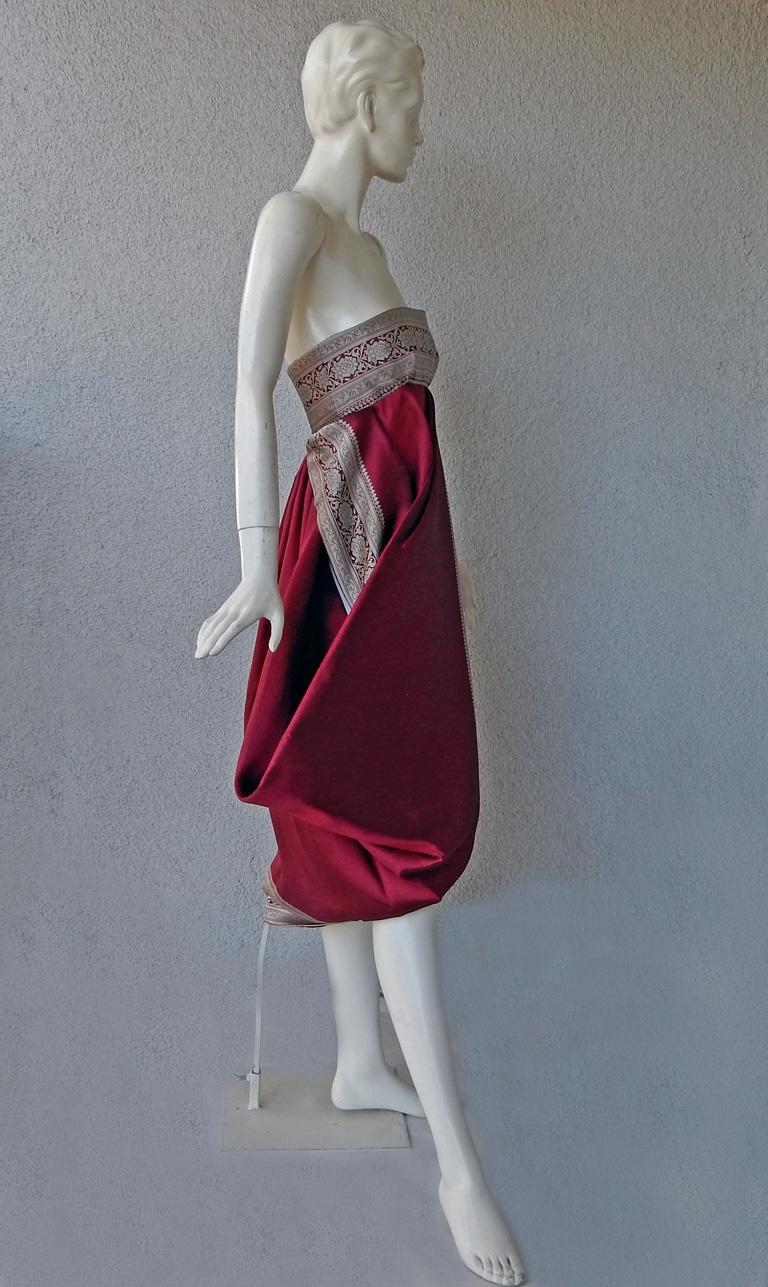 Alexander McQueen 2008 Look of Royalty Rotes und silbernes trägerloses Kleid im Zustand „Neu“ im Angebot in Los Angeles, CA