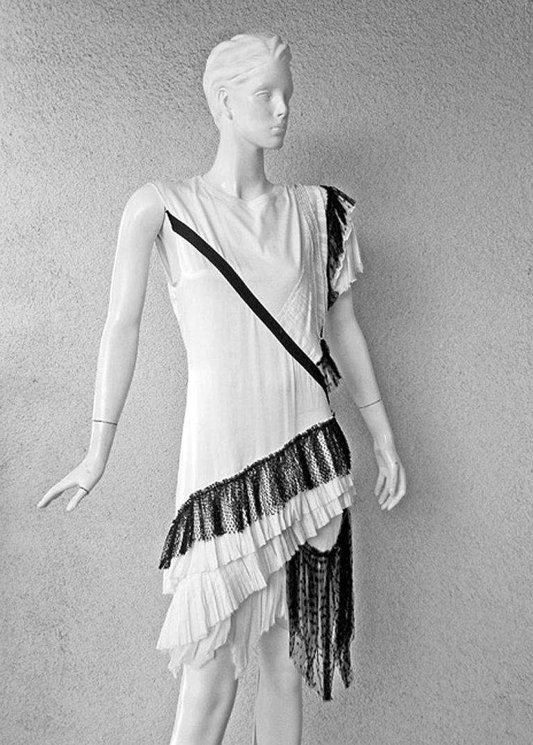 Balenciaga par Nicholas Ghesquiere, collection printemps-été 2001. Cette robe a été photographiée sur le podium en blanc. Celui qui est proposé ici est dans la combinaison noir et blanc.   La robe a été qualifiée de pièce de collection par le