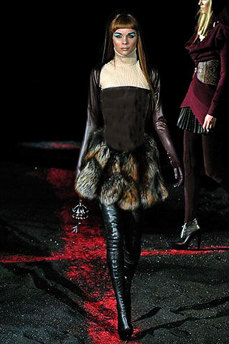 La combinaison cuir et fourrure 2007 d'Alexander McQueen, conçue pour donner aux fashionistas le frisson ultime de la mode ! 

Bustier en cuir d'agneau de qualité supérieure, marron bronzé, ultra souple, moulé en un corset moulant et désossé, dont