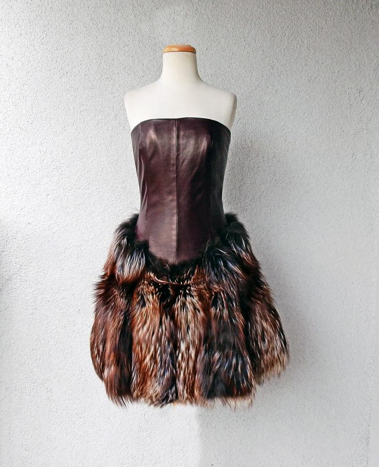 Gris Alexander McQueen - Robe bustier en cuir et fourrure de renard rouge véritable 2007   NEUVE ! en vente