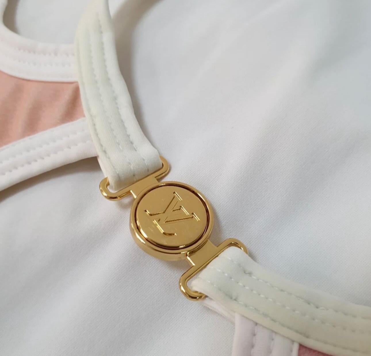 Atemberaubende Louis Vuitton Monogram Gradient Cut-Out One-Piece Swimsuit! 

Größe 36, was nach der LV-Größentabelle einer US-Größe 4 oder S entspricht. Bitte beachten Sie, dass das Größenetikett abgeschnitten wurde.

Dieser Badeanzug ist in gutem