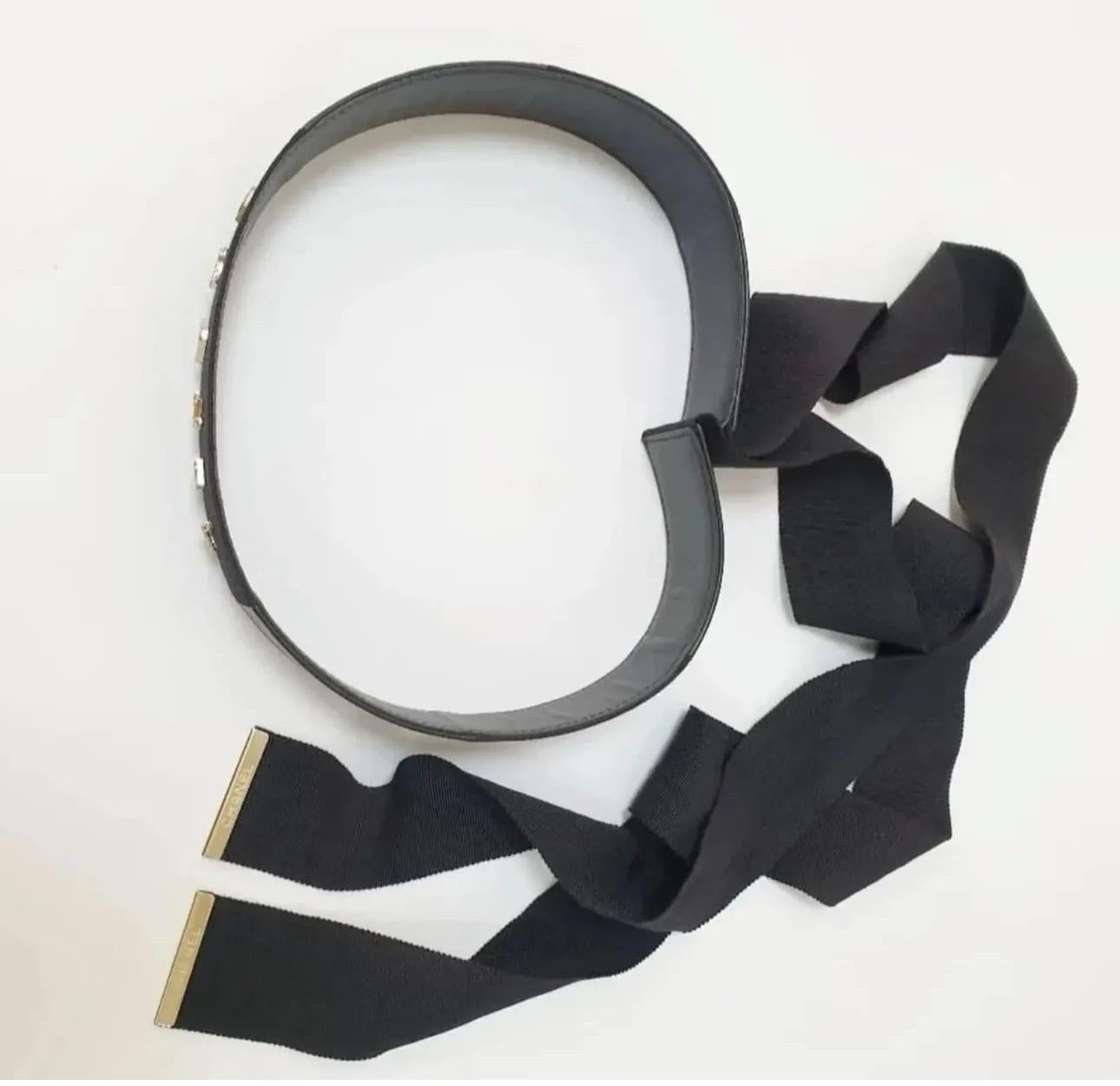 Questa elegante cintura in pelle nera offre un look moderno ed equilibrato! 

Caratterizzato da un esclusivo inserto frontale in gros grain e da un'audace scritta in metallo con logo, è progettato per aggiungere una finitura raffinata a qualsiasi