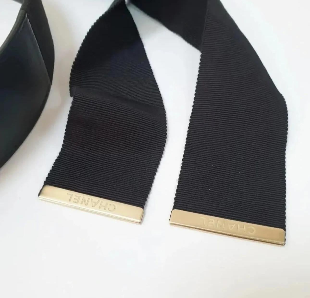 Nero Cintura Chanel in pelle nera con fascetta in gros grain e logo in metallo in vendita