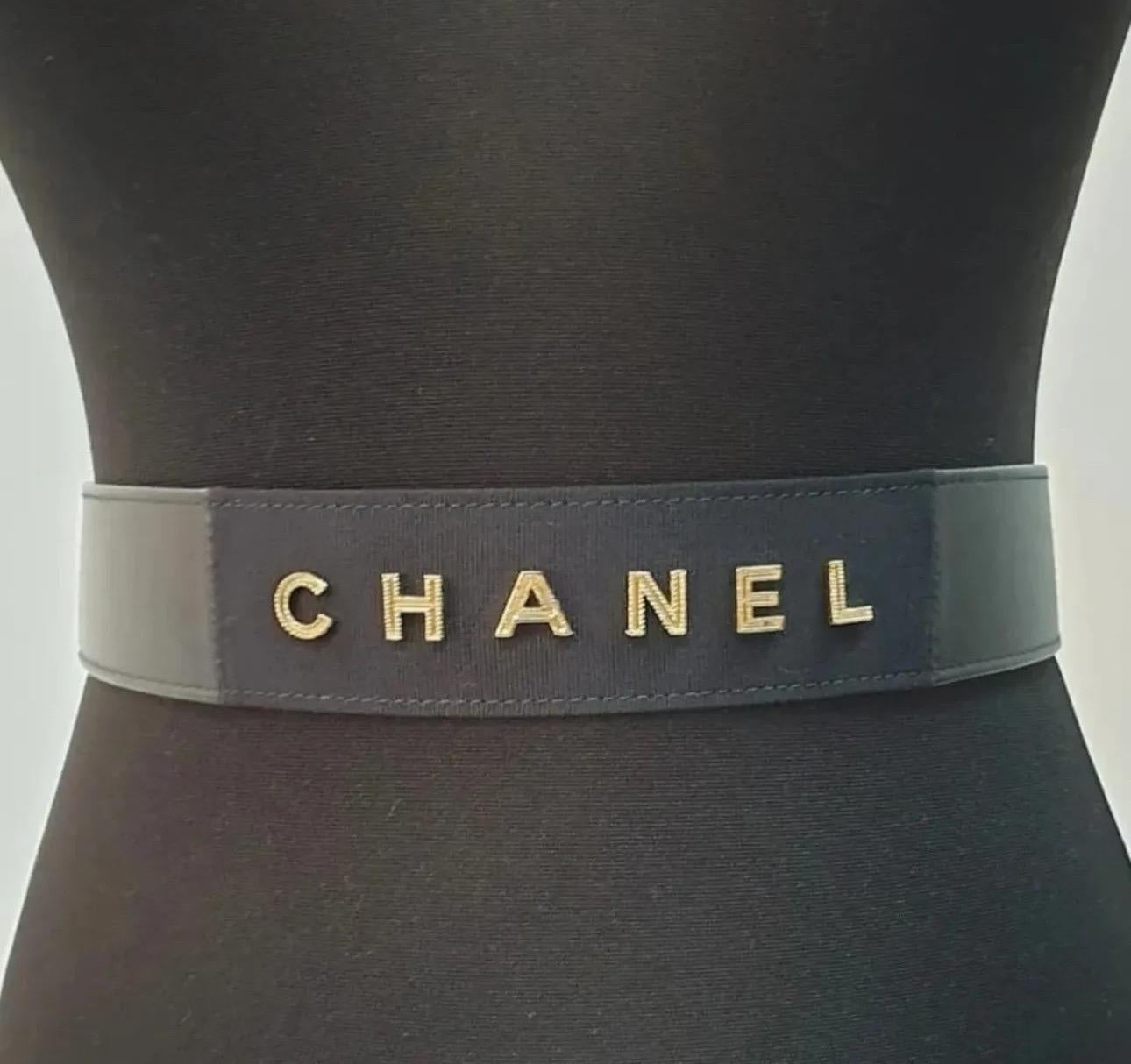 Donna Cintura Chanel in pelle nera con fascetta in gros grain e logo in metallo in vendita