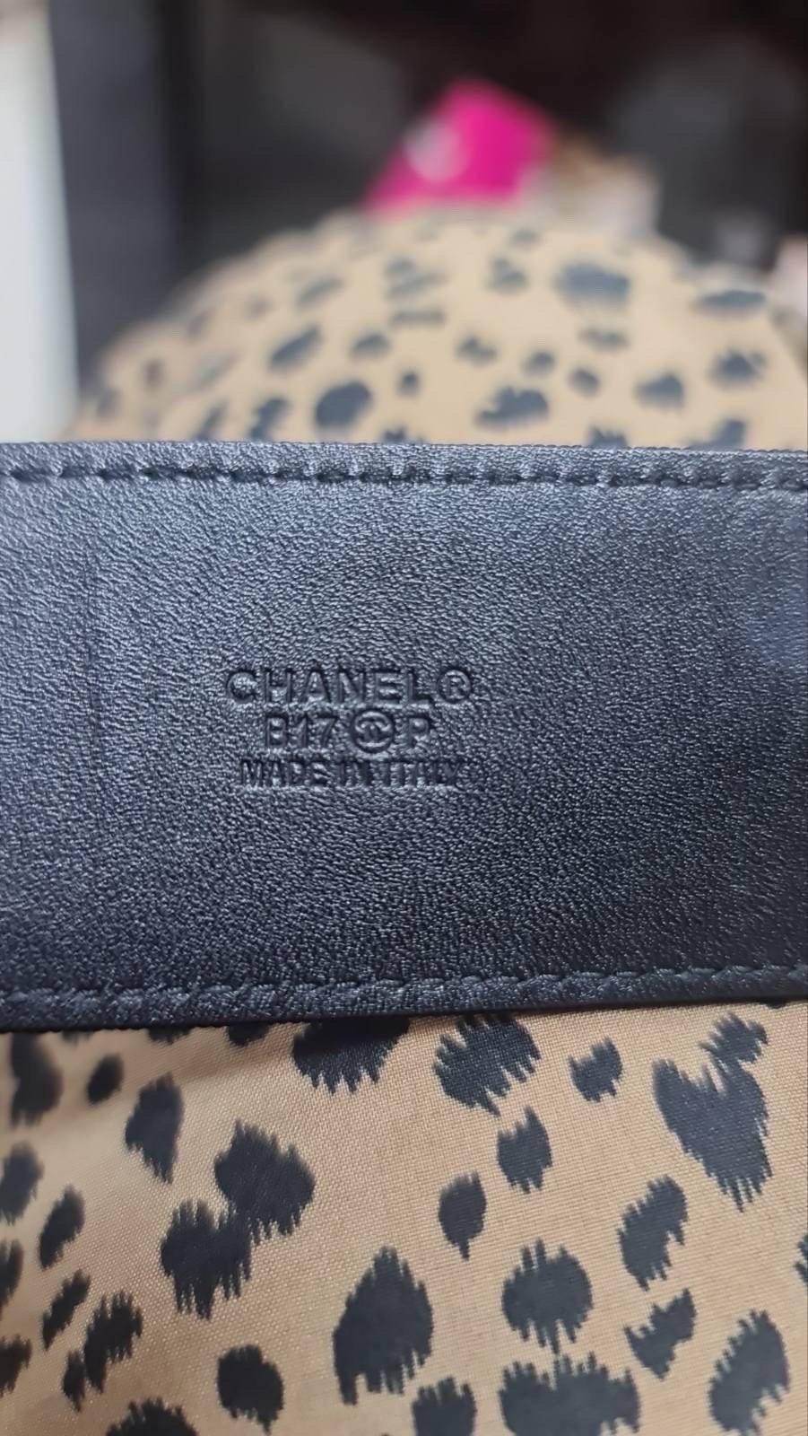 Cintura Chanel in pelle nera con fascetta in gros grain e logo in metallo in vendita 2