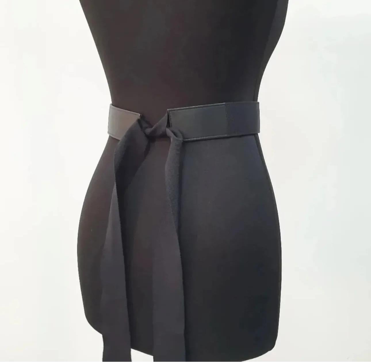 Cintura Chanel in pelle nera con fascetta in gros grain e logo in metallo in vendita 1