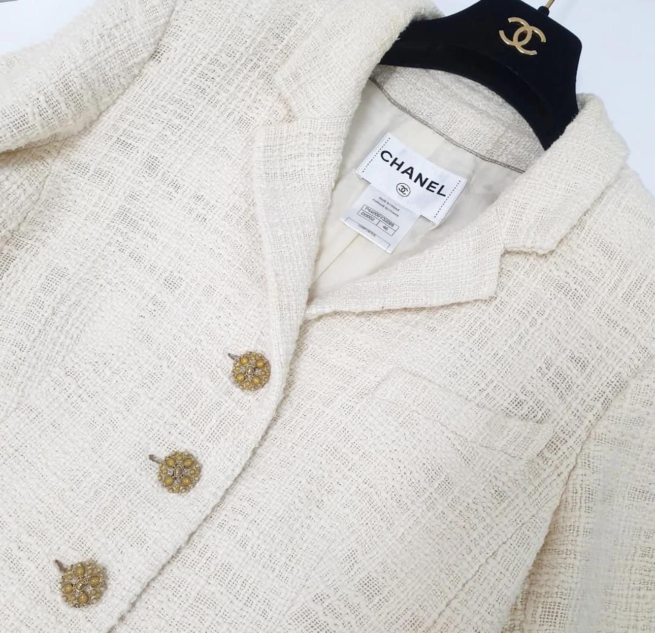Impresionante blazer de tweed en color crudo de Chanel de la Colección Metier d'Art ''París - Bombay'', Look nº 7 de la pasarela. Esta chaqueta costaba originalmente 6.425 $. 

Características:
- Confeccionado en exquisito tweed boucle crudo
-