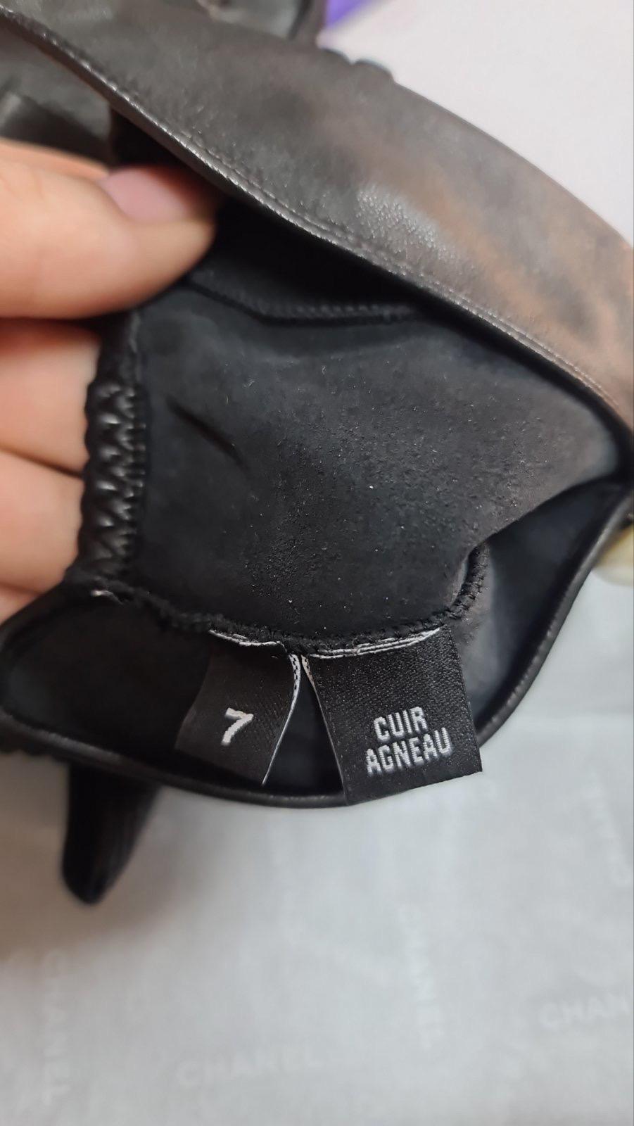 Nero NWOT Chanel Guanti senza dita in pelle di agnello nera con finte perle Sz. 7 in vendita