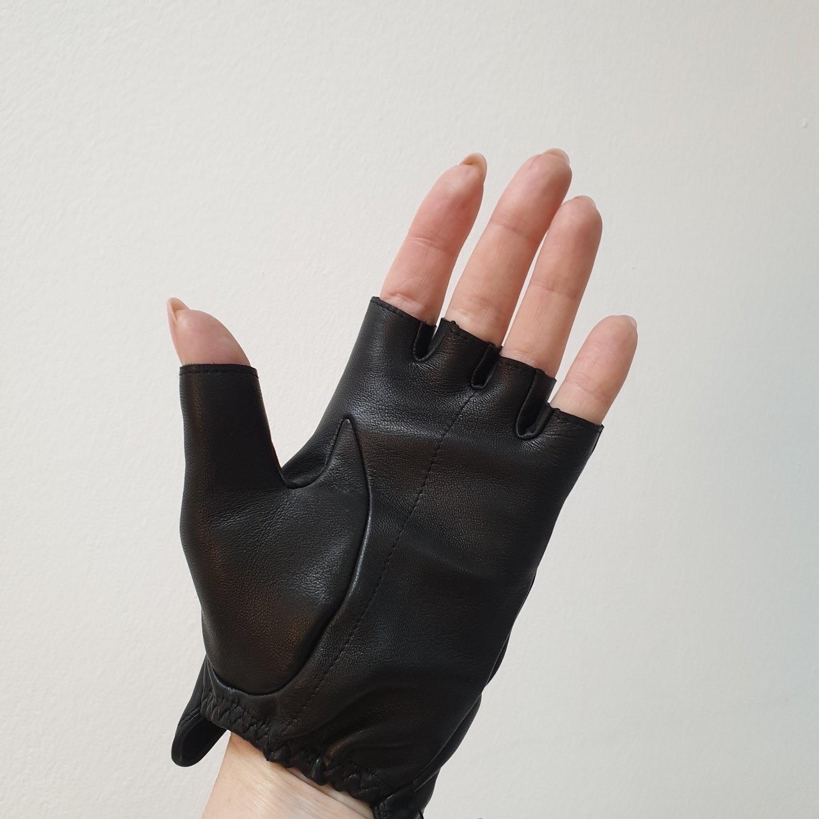 NWOT Chanel Guanti senza dita in pelle di agnello nera con finte perle Sz. 7 In condizioni Nuovo in vendita a Krakow, PL