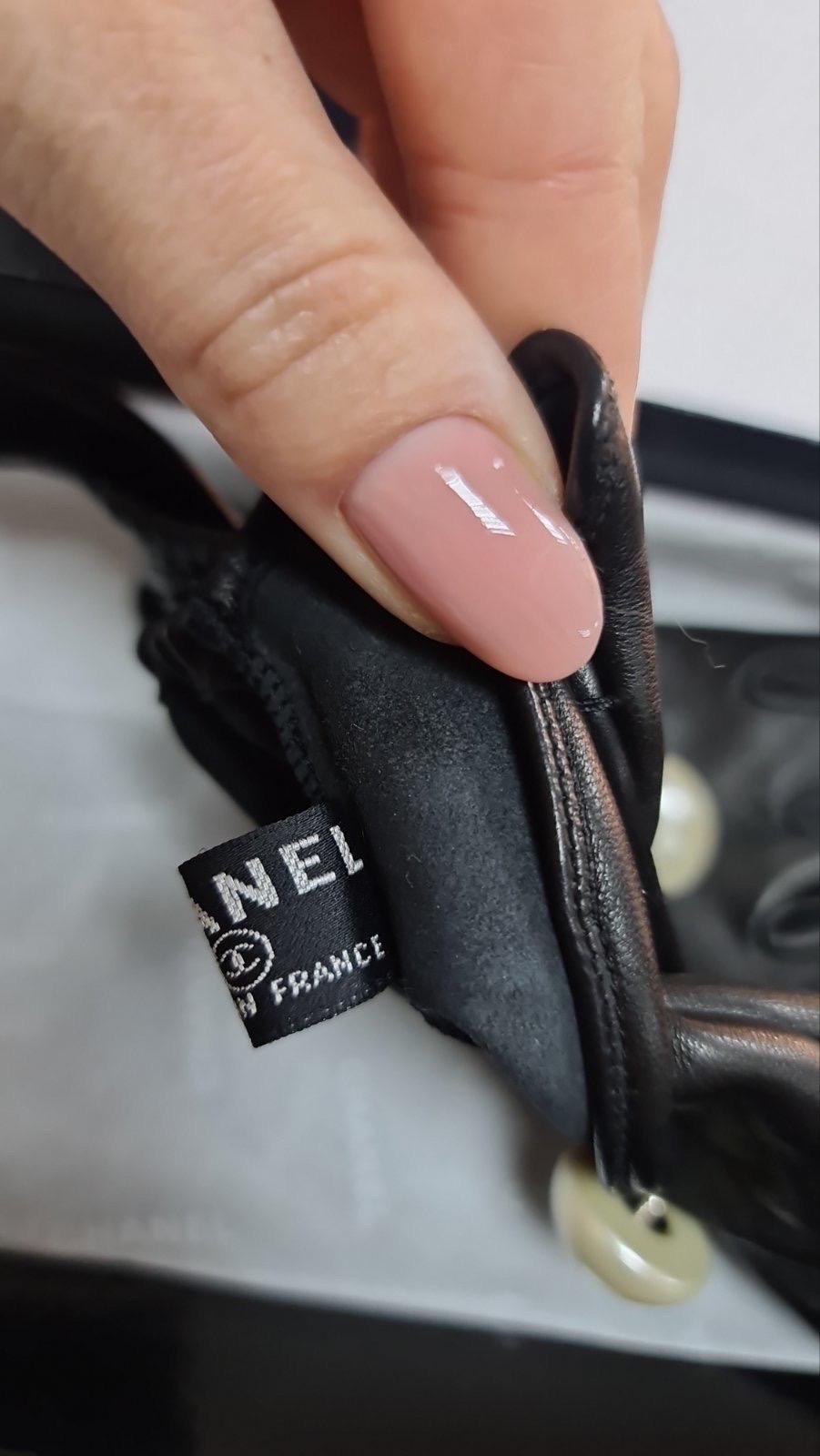 Donna NWOT Chanel Guanti senza dita in pelle di agnello nera con finte perle Sz. 7 in vendita