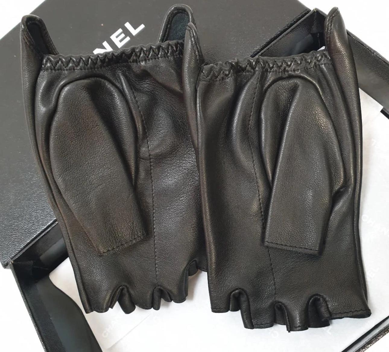NWOT Chanel Guanti senza dita in pelle di agnello nera con finte perle Sz. 7 in vendita 2
