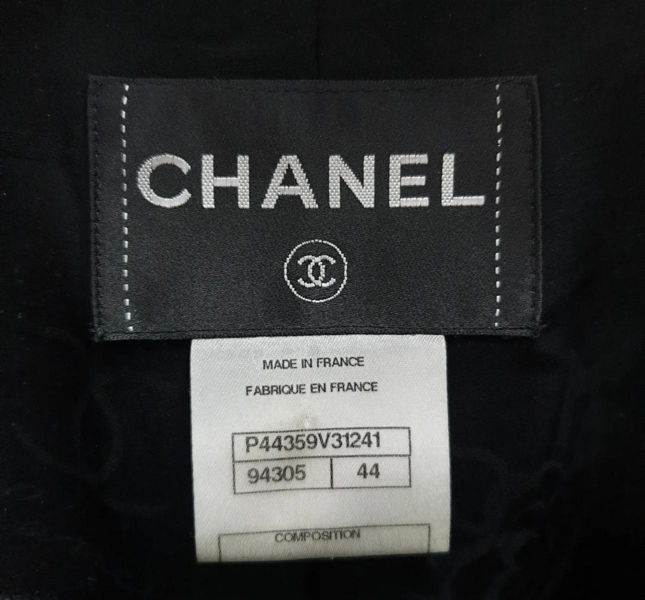 Rara e iconica giacca Chanel in tweed nero con bottoni Jewell di Gripoix. Come si vede su Karine Roitfeld e Lady Gaga!
Taglia 44 fr. 
Le condizioni sono ottime
L'appendino non è incluso.