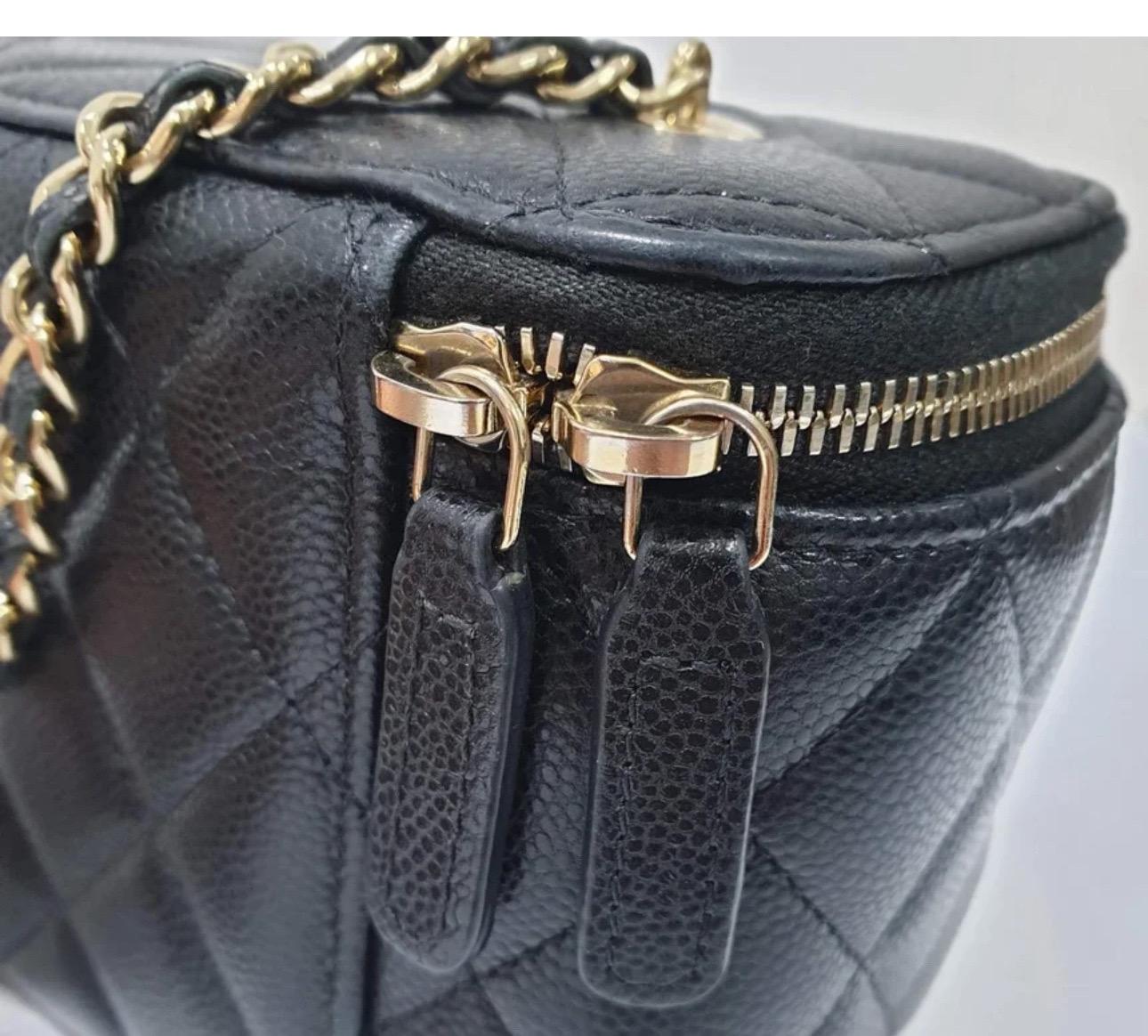 Kaviar Gestepptes Kaviarleder Kleines Etui mit Kette.
Sehr guter Zustand.
18*9.5*8 cm
Keine Box. Kein Staubbeutel.