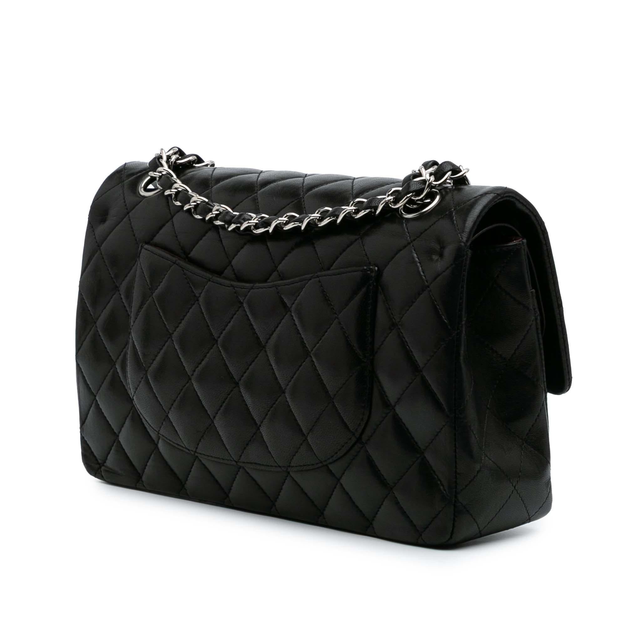 Chanel Medium Classic Lammfell Double Flap
Guter Zustand
Außen  Geknickt, zerkratzt. 
HW Gekratzt. 
 Innenverkleidung zerkratzt.

Keine Box. Kein Staubbeutel