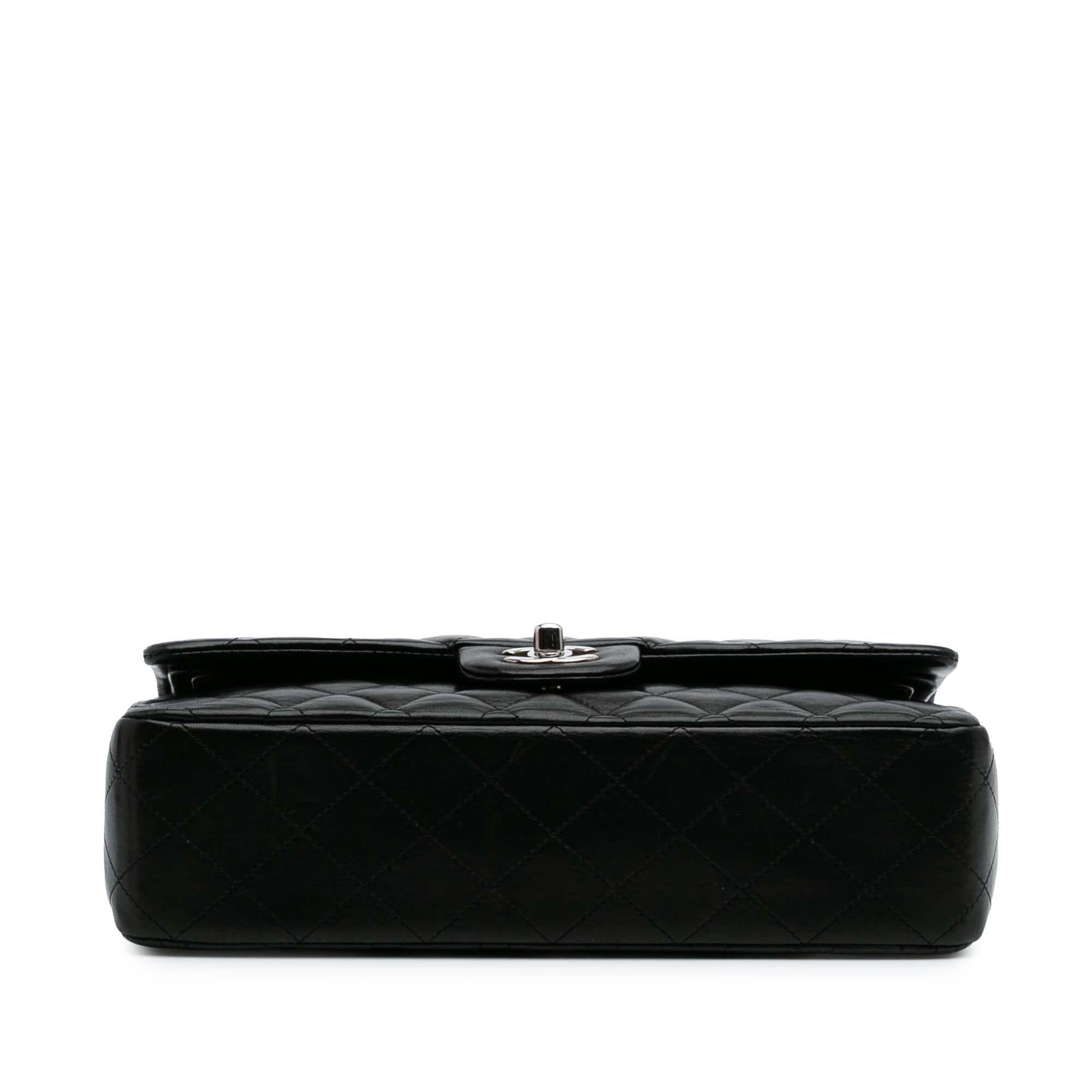 Chanel Medium Classic Schwarzes Lammfell Double Flap im Angebot 1