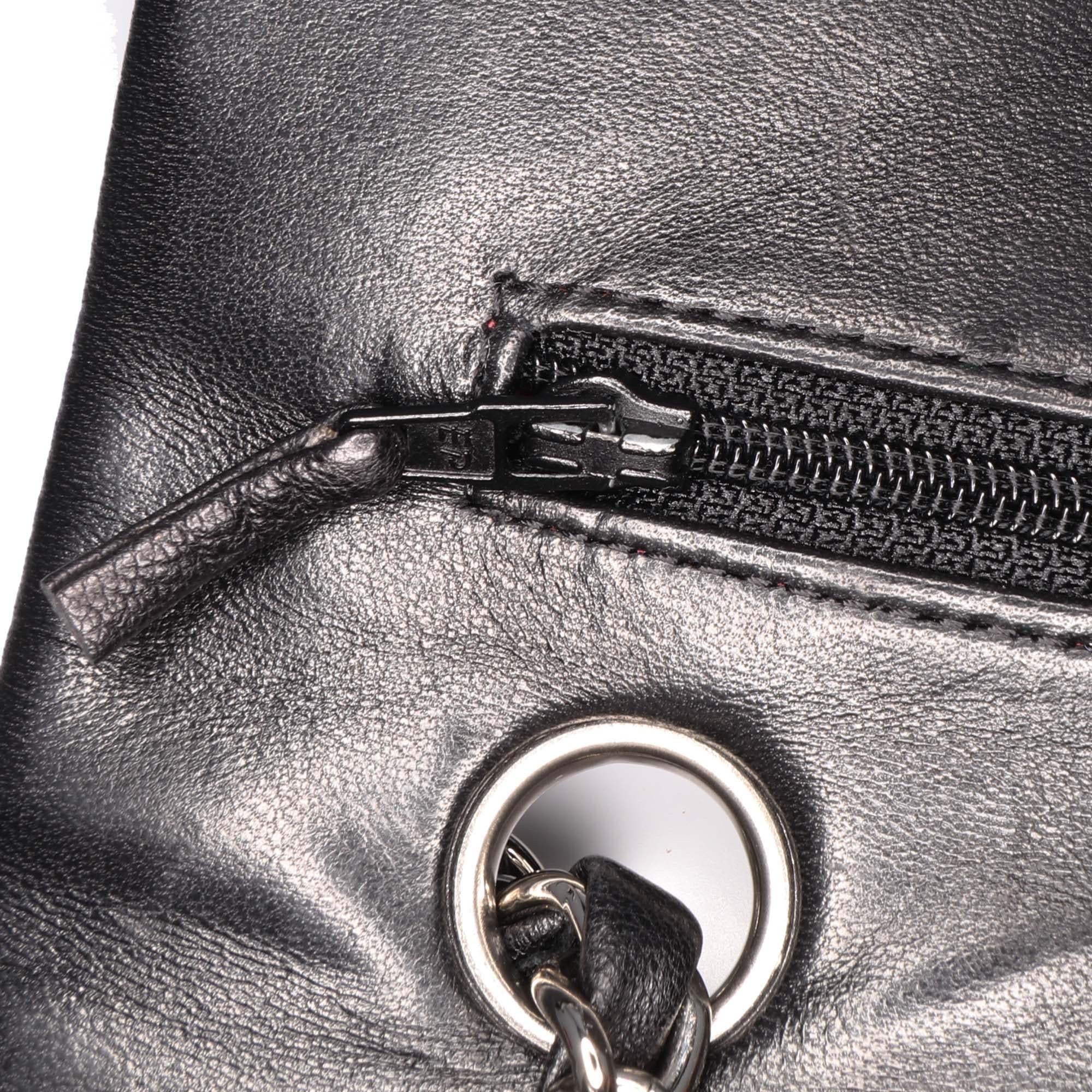Chanel Medium Classic Schwarzes Lammfell Double Flap im Angebot 2