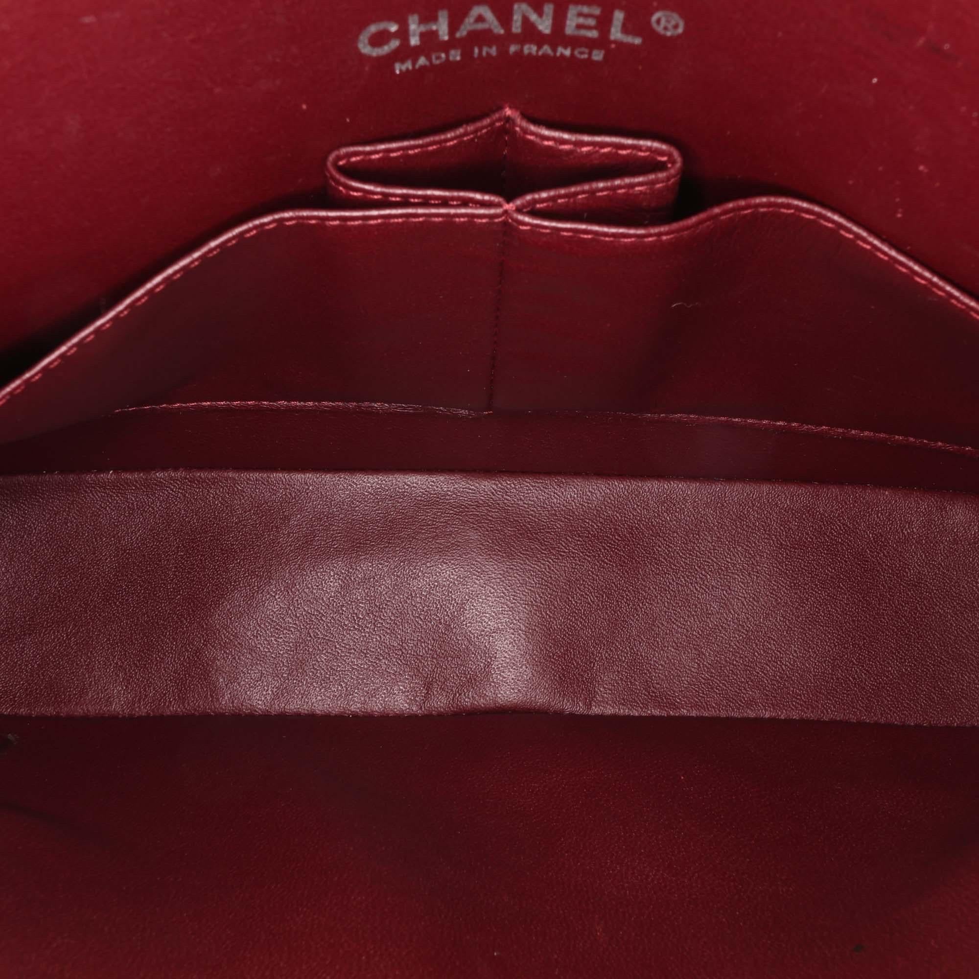 Chanel Medium Classic Schwarzes Lammfell Double Flap im Angebot 4
