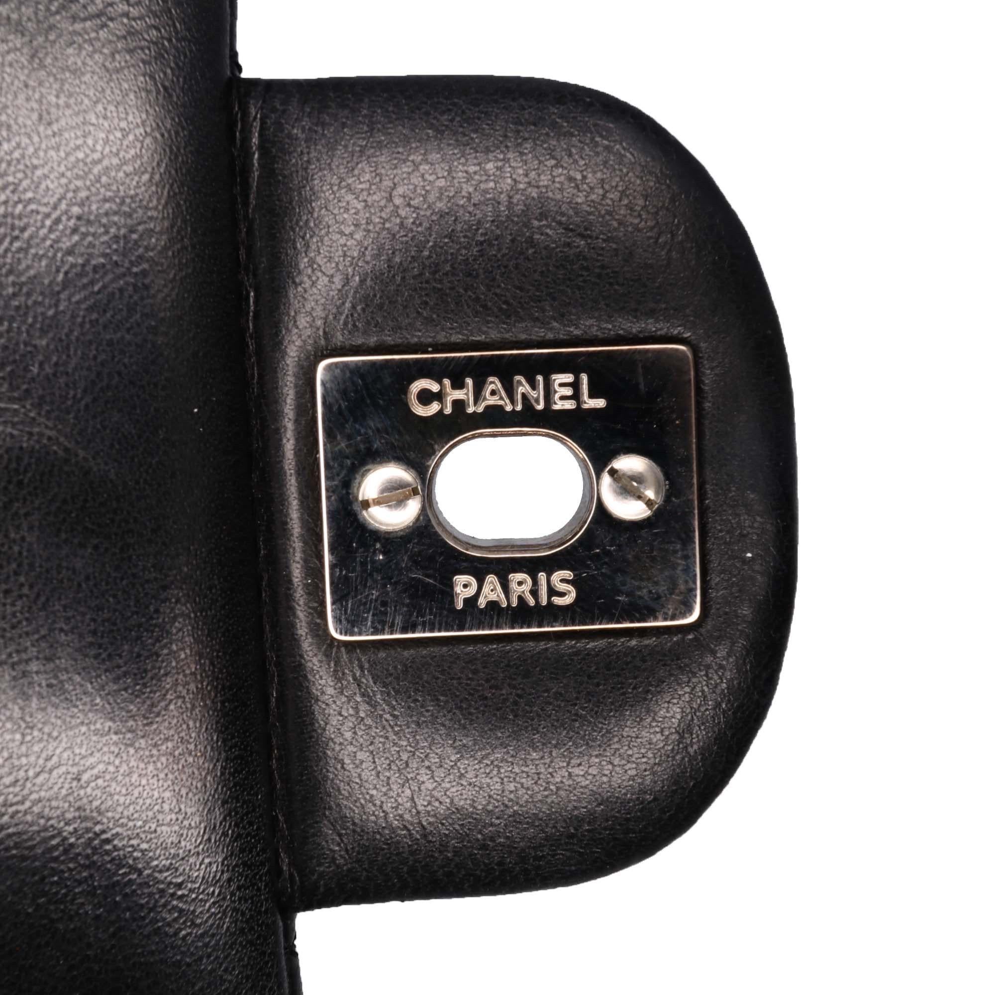 Chanel Medium Classic Schwarzes Lammfell Double Flap im Angebot 6