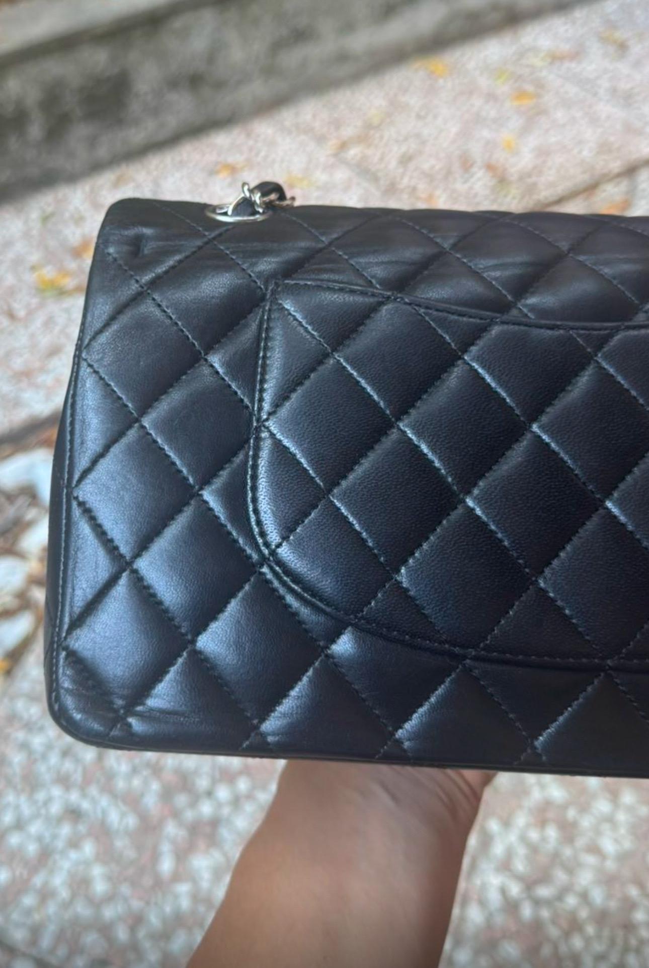 Chanel Medium Classic Schwarzes Lammfell Double Flap im Angebot 7