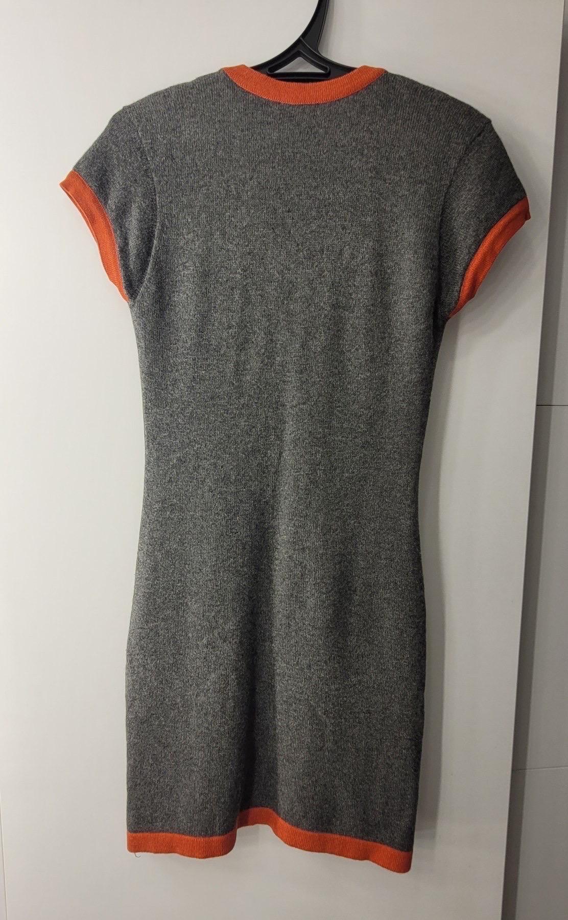 CHANEL 07A 100% Kaschmir grau-orangefarbenes Strickkleid mit COCO-Logo-Abzeichen
Designer: Karl Lagerfeld
Collection'S: 07A
MATERIAL: Kaschmir
Farbe: Orange, Grau
Sz.44
Sehr guter Zustand.