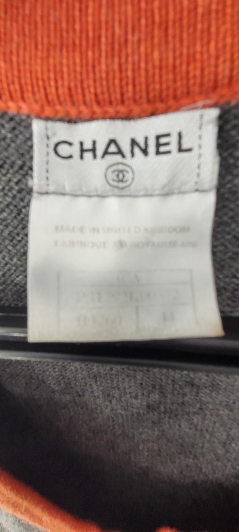 CHANEL 07A Kaschmir Grau Orange COCO Logo Abzeichen Strickkleid Sz.44 Herren im Angebot