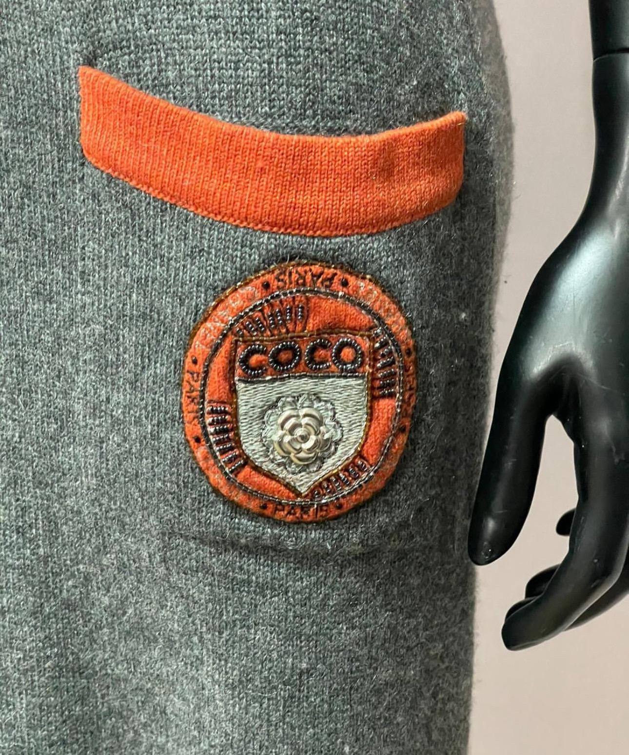 CHANEL 07A Kaschmir Grau Orange COCO Logo Abzeichen Strickkleid Sz.44 im Angebot 1