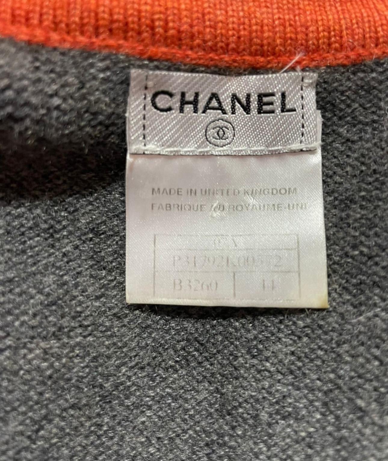 CHANEL 07A Kaschmir Grau Orange COCO Logo Abzeichen Strickkleid Sz.44 im Angebot 2
