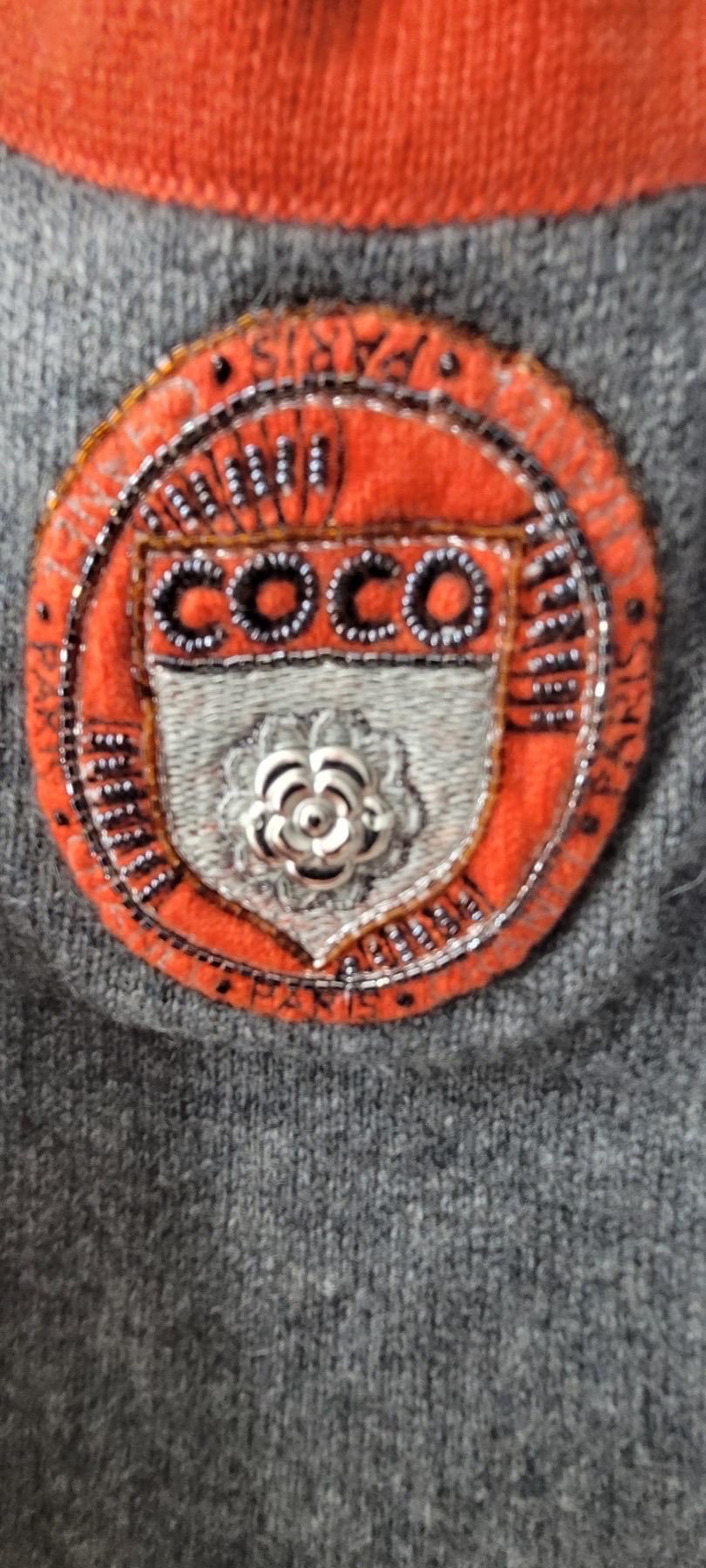 CHANEL 07A Kaschmir Grau Orange COCO Logo Abzeichen Strickkleid Sz.44 im Angebot 5