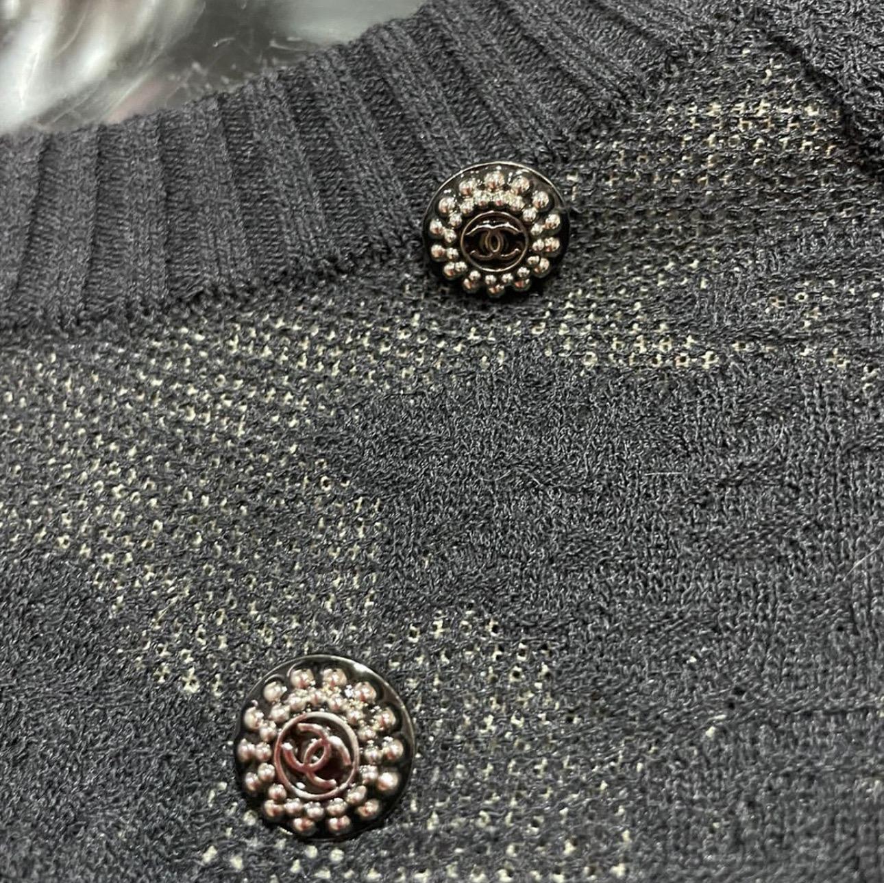 Chanel Schwarz stricken kurze Ärmel CC Button Minikleid Sz.40 im Angebot 5