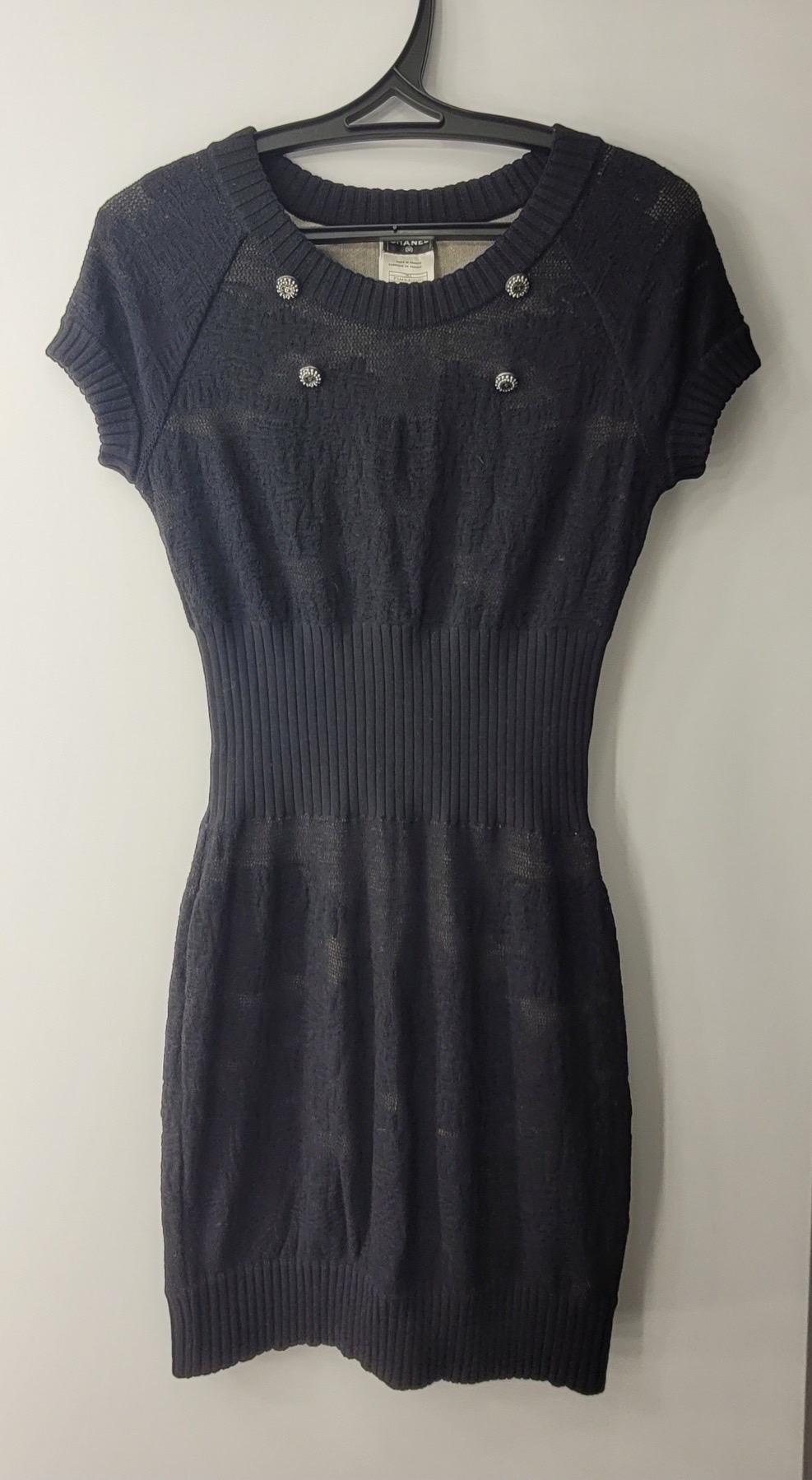 Chanel Schwarz stricken kurze Ärmel CC Button Minikleid Sz.40 im Angebot 7