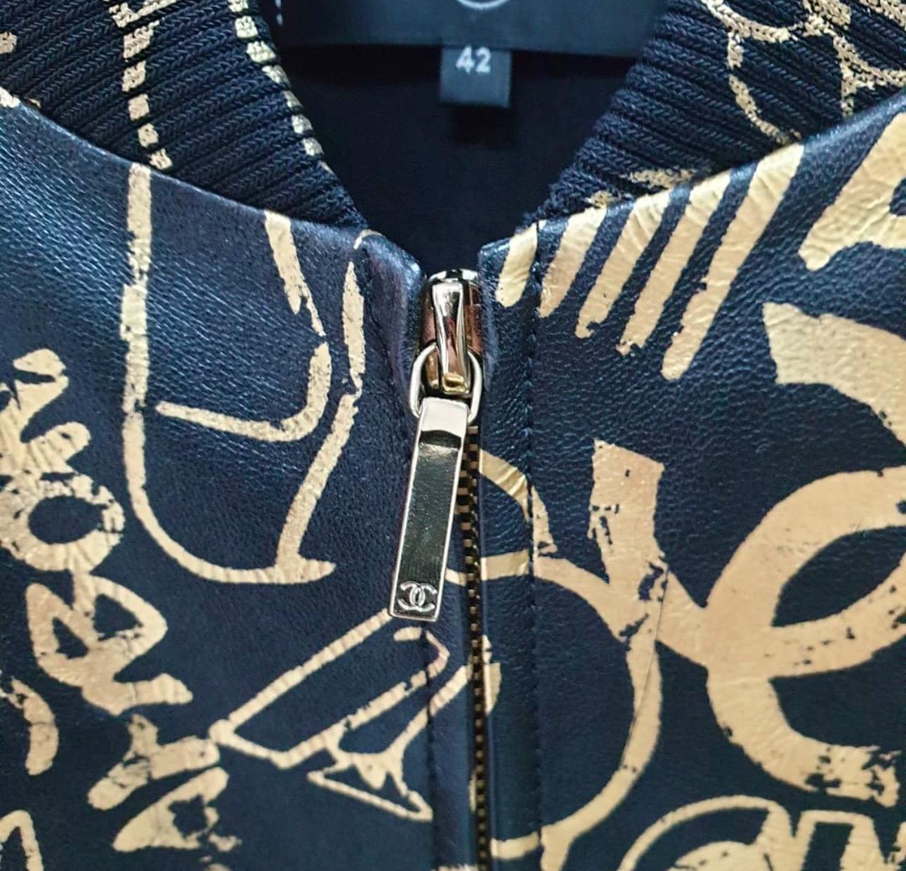 Chanel ) Giacca in pelle di agnello nera con motivi dorati. 
Fodera in seta. 
Taglia indicata 42FR. (Vestibilità da S a L)
 Collezione Pre-Fall 2019, sotto la direzione artistica di Karl Lagerfeld.

Condizioni:
Mai indossato. Nessun tag