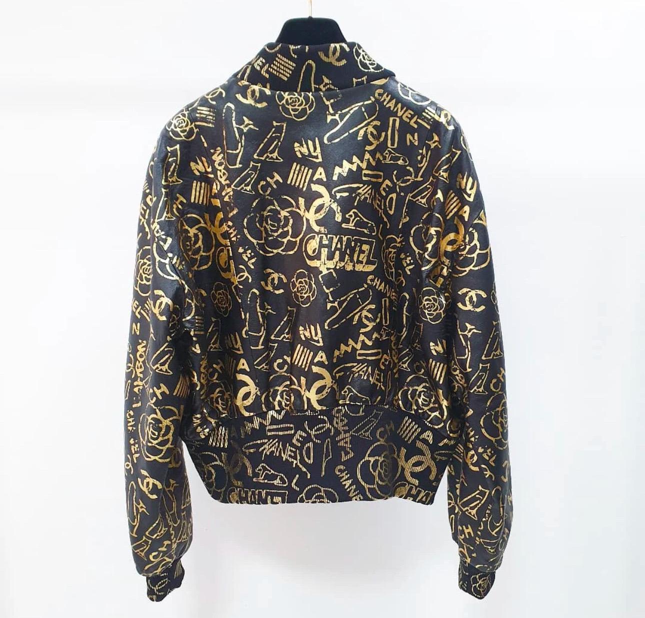 NWOT Giacca in pelle Chanel 2019 Grafiti Sz.42 In condizioni Nuovo in vendita a Krakow, PL
