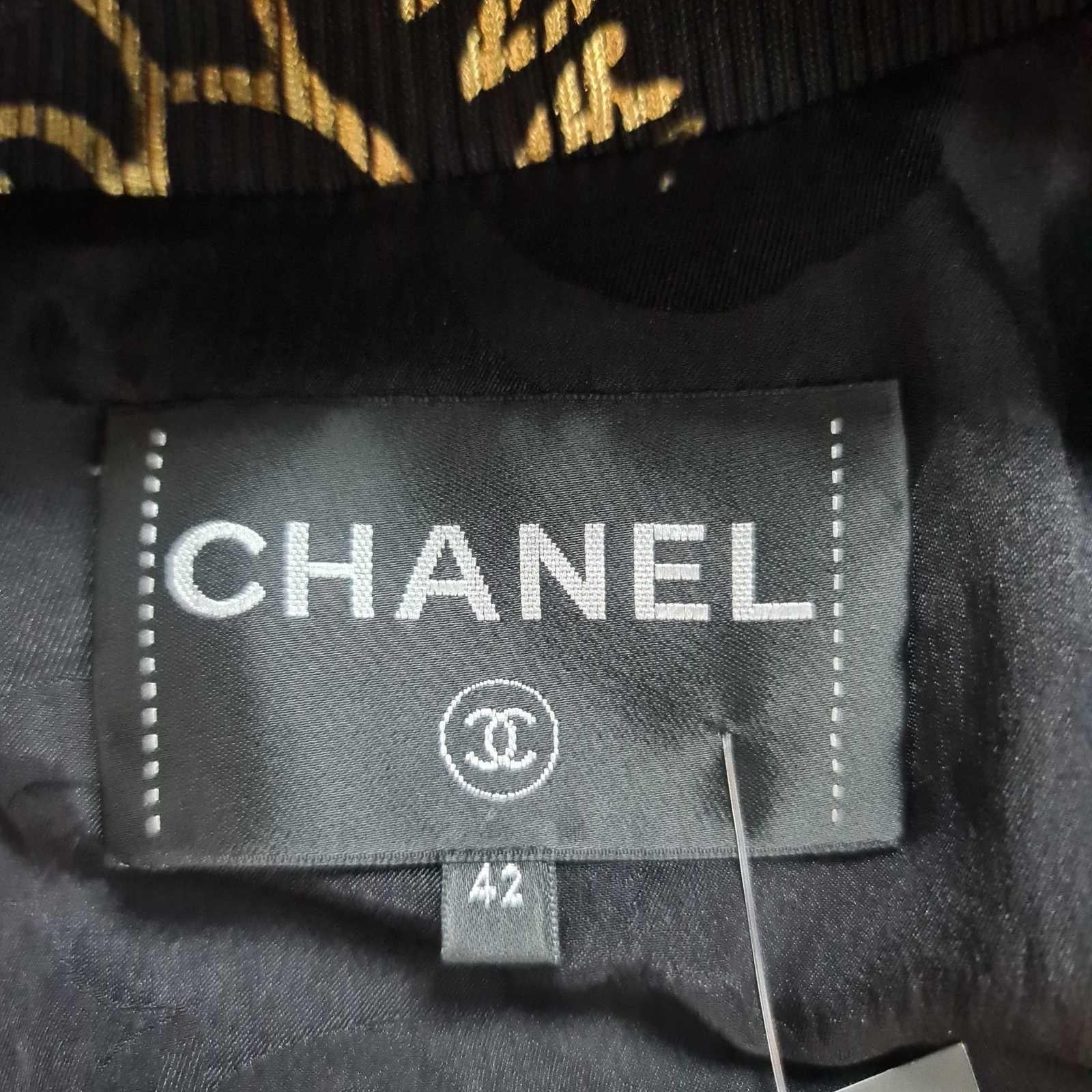 NWOT Giacca in pelle Chanel 2019 Grafiti Sz.42 in vendita 2