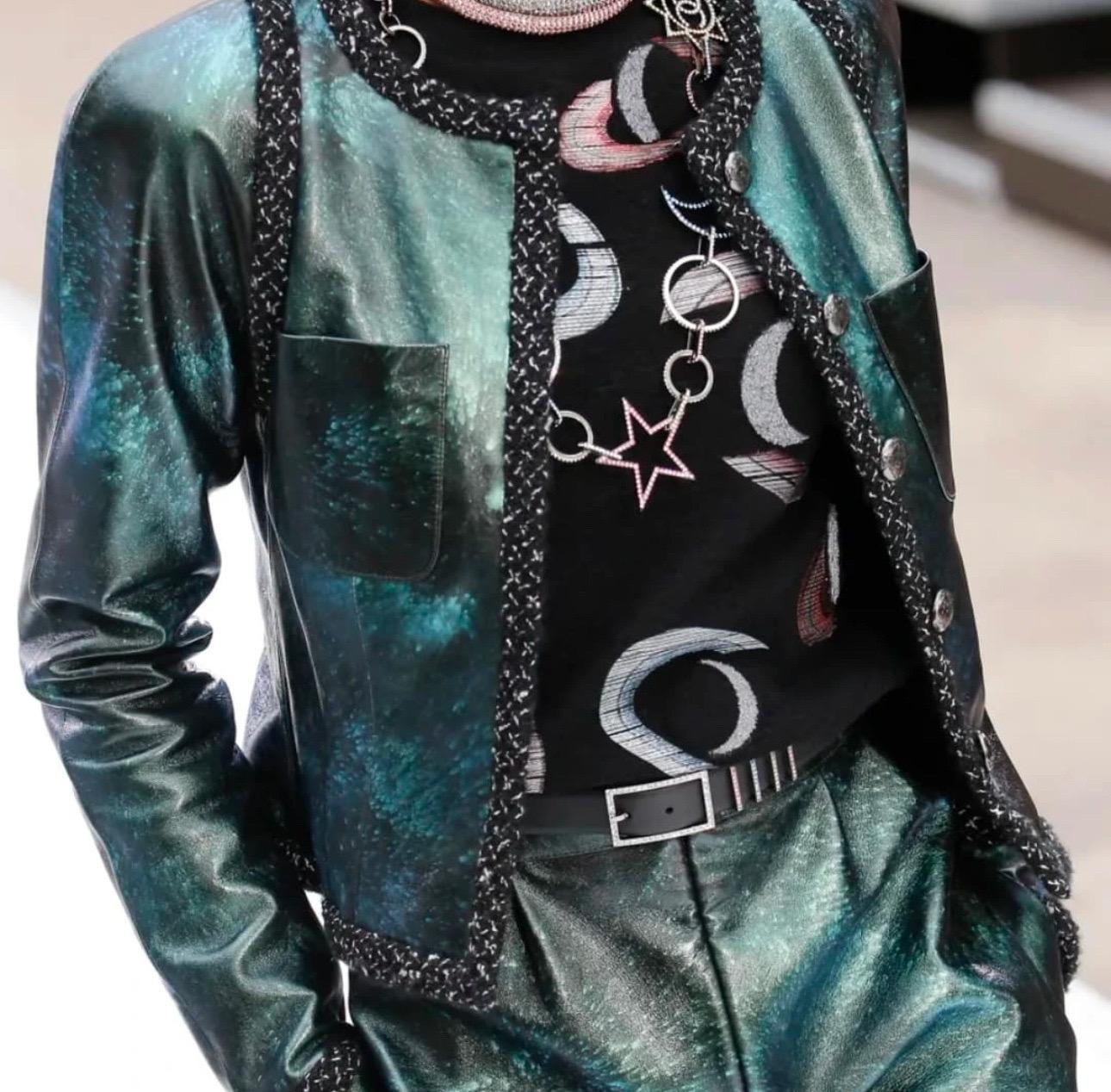 Da Ready to wear 2017-2018
Set di 2 pezzi
Giacca di pelle
Pantaloncini in pelle
Sz.48
Le condizioni sono come nuove
L'appendino non è incluso
