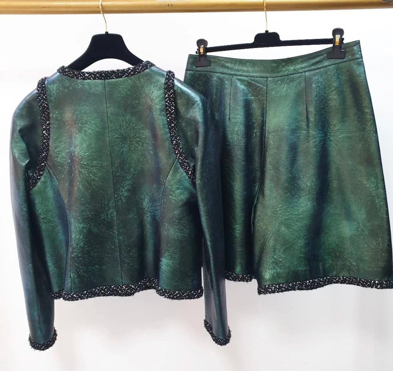 Nero Chanel 2018: set di giacca e pantaloncini in pelle Sz.48 in vendita
