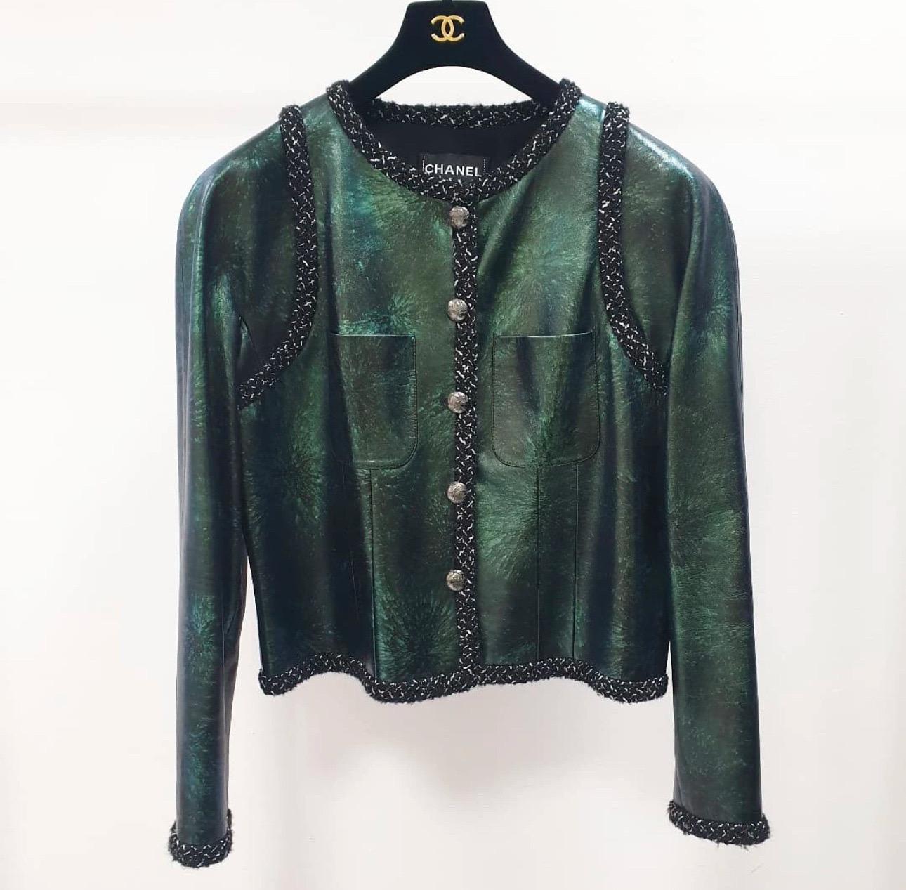 Chanel 2018: set di giacca e pantaloncini in pelle Sz.48 In condizioni ottime in vendita a Krakow, PL