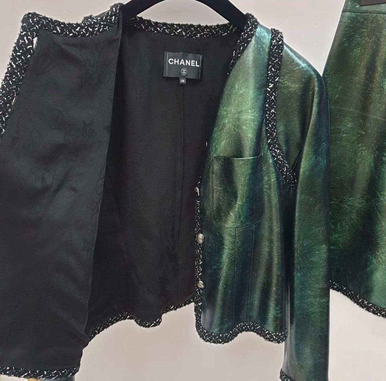 Donna Chanel 2018: set di giacca e pantaloncini in pelle Sz.48 in vendita