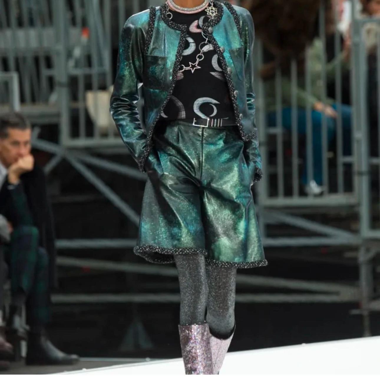Chanel 2018: set di giacca e pantaloncini in pelle Sz.48 in vendita 3