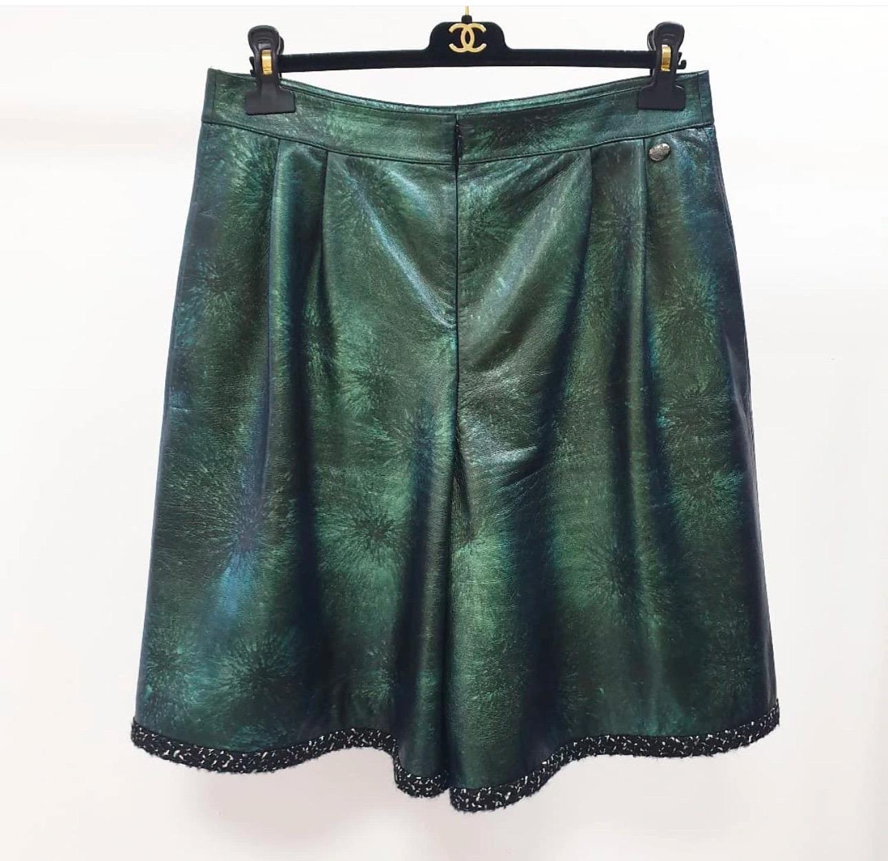 Chanel 2018: set di giacca e pantaloncini in pelle Sz.48 in vendita 2