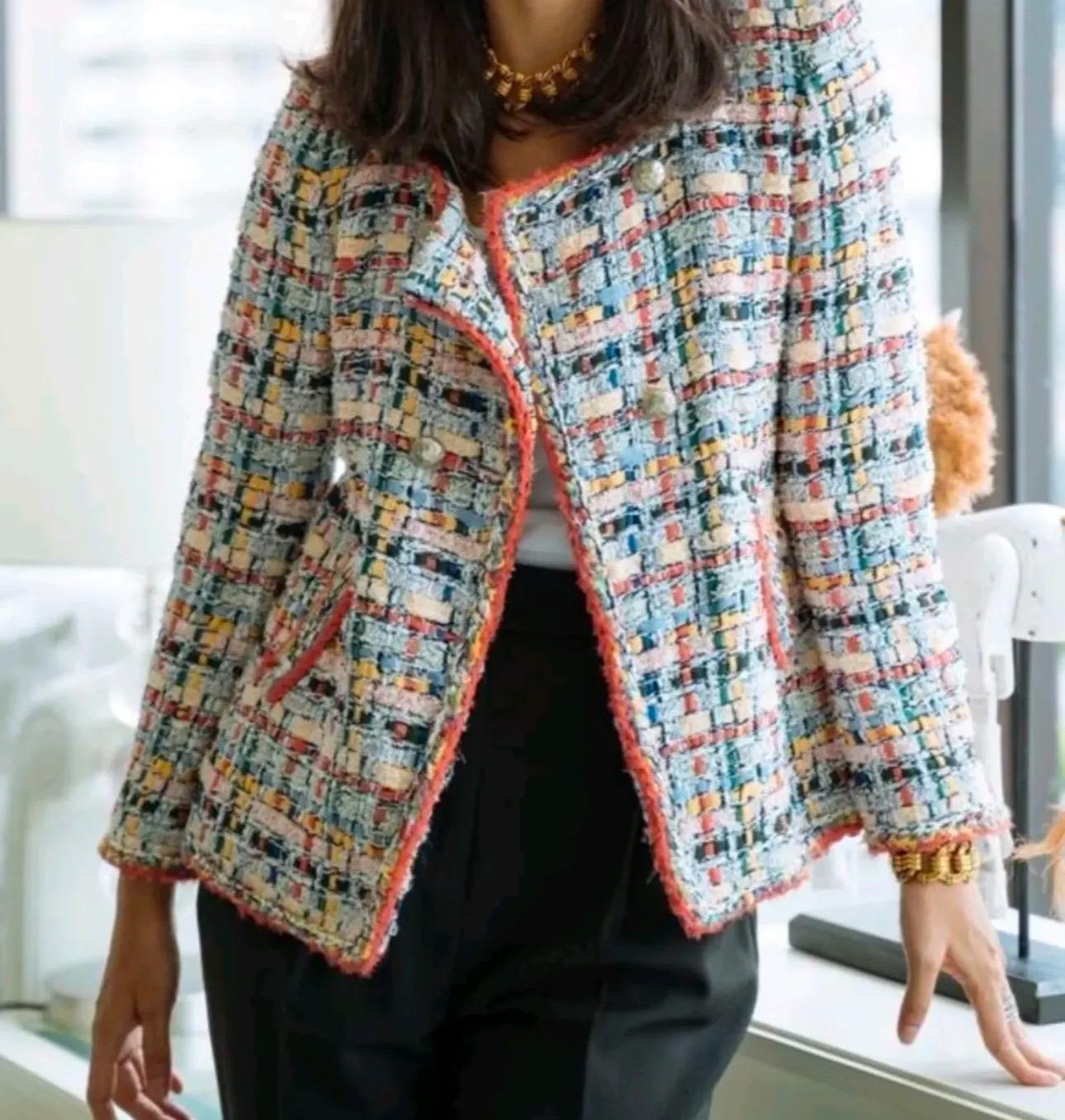 L'iconica giacca Chanel
Realizzato in pregiato tweed Lesage a nastri.
Taglia 38 FR
Condizioni: Eccellente
Bottoni con logo CC sul davanti e sui polsini
Elegante tavolozza di colori pastello
-Fodera in seta tonale, maglia a catena sull'orlo
