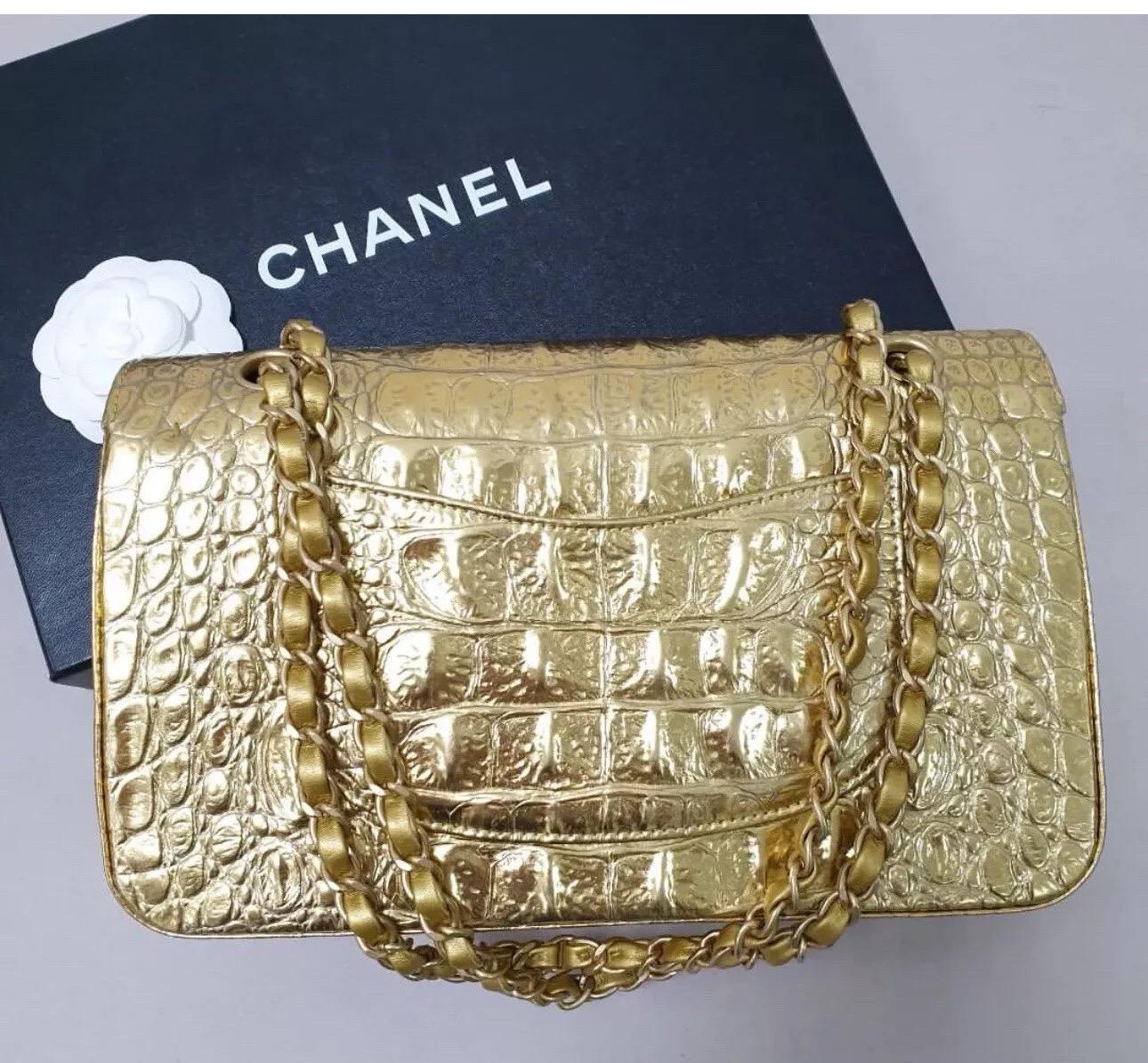 Une pièce très spéciale d'une saison très spéciale, l'automne 2019 égyptien.

La Collection S est devenue un exemple légendaire de l'art de Karl Lagerfeld.

génie.

En veau imprimé crocodile or vieilli

Créée il y a 19 ans, Boutique Patina s'est