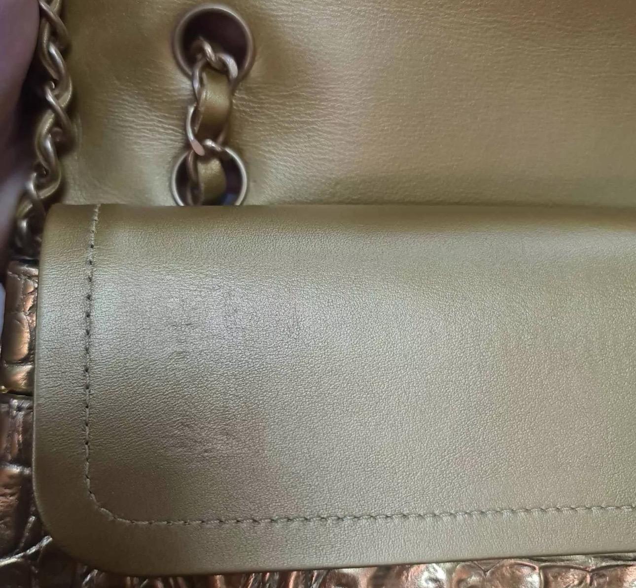 Chanel Medium Gold Croco Embossed Double Flap Shoulder Bag Pour femmes en vente