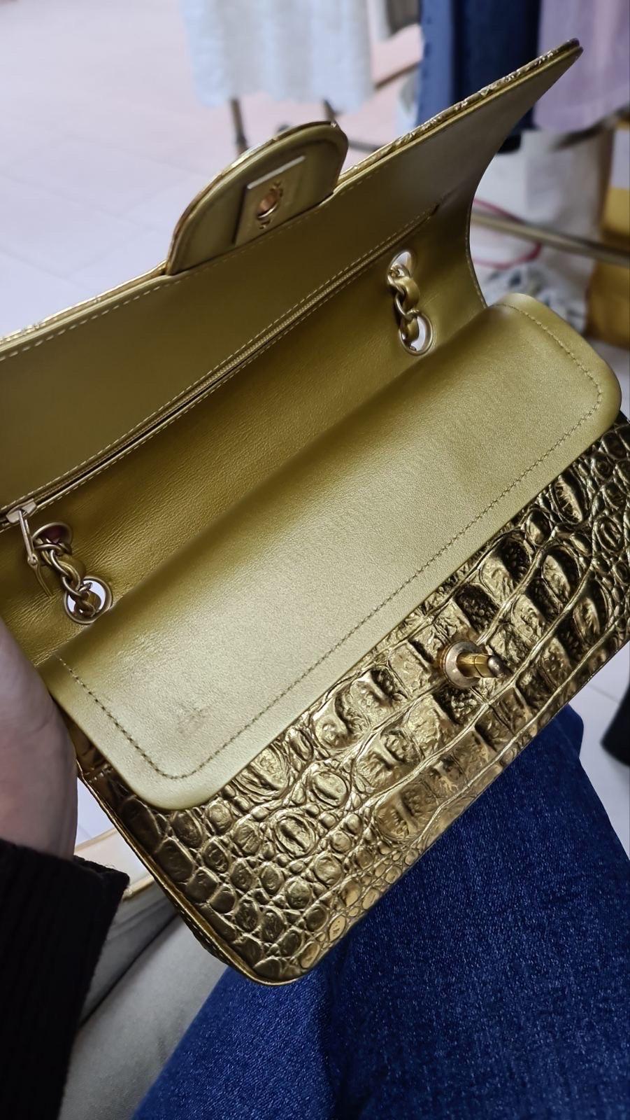 Chanel Medium Gold Croco Embossed Double Flap Shoulder Bag en vente 2