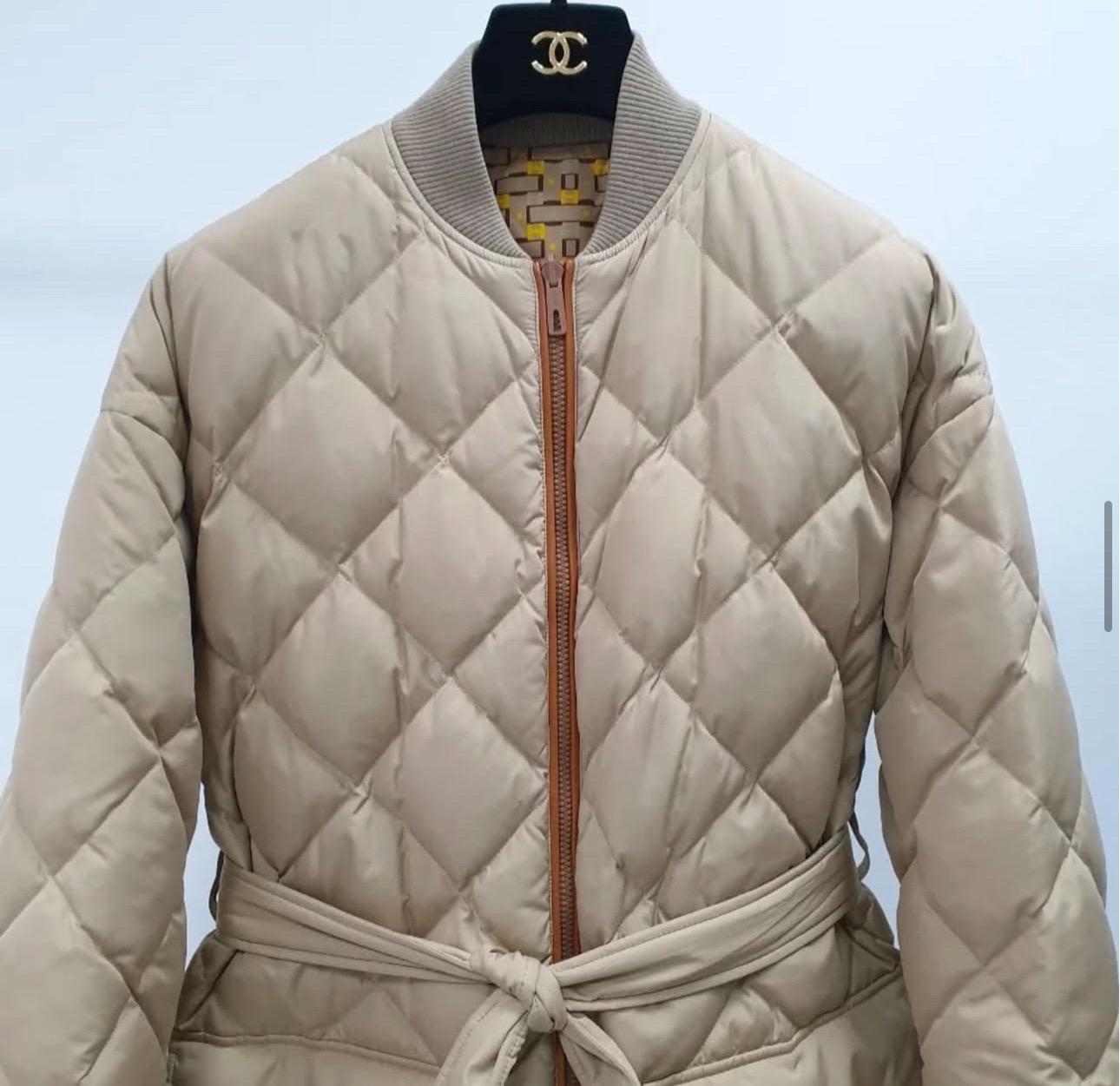 You'll love this stylish Hermes Two Way Down Jacket! 
It's in very good condition and size 36. 
This coat is sure to keep you warm and cozy, while also looking great. 

Hanger is not included

Don't miss out on this amazing deal!