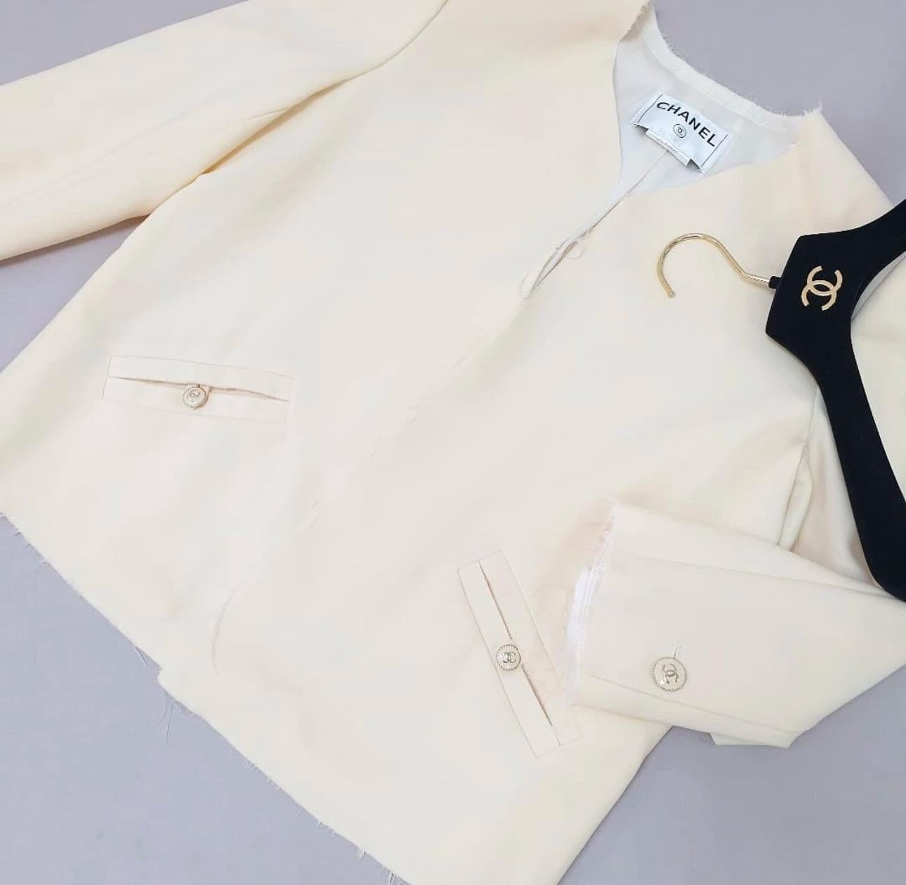 Beige Chanel 07P ECRU RAW TRIM CC LOGO BUTTON JACKET BLAZER Sz.42 in vendita