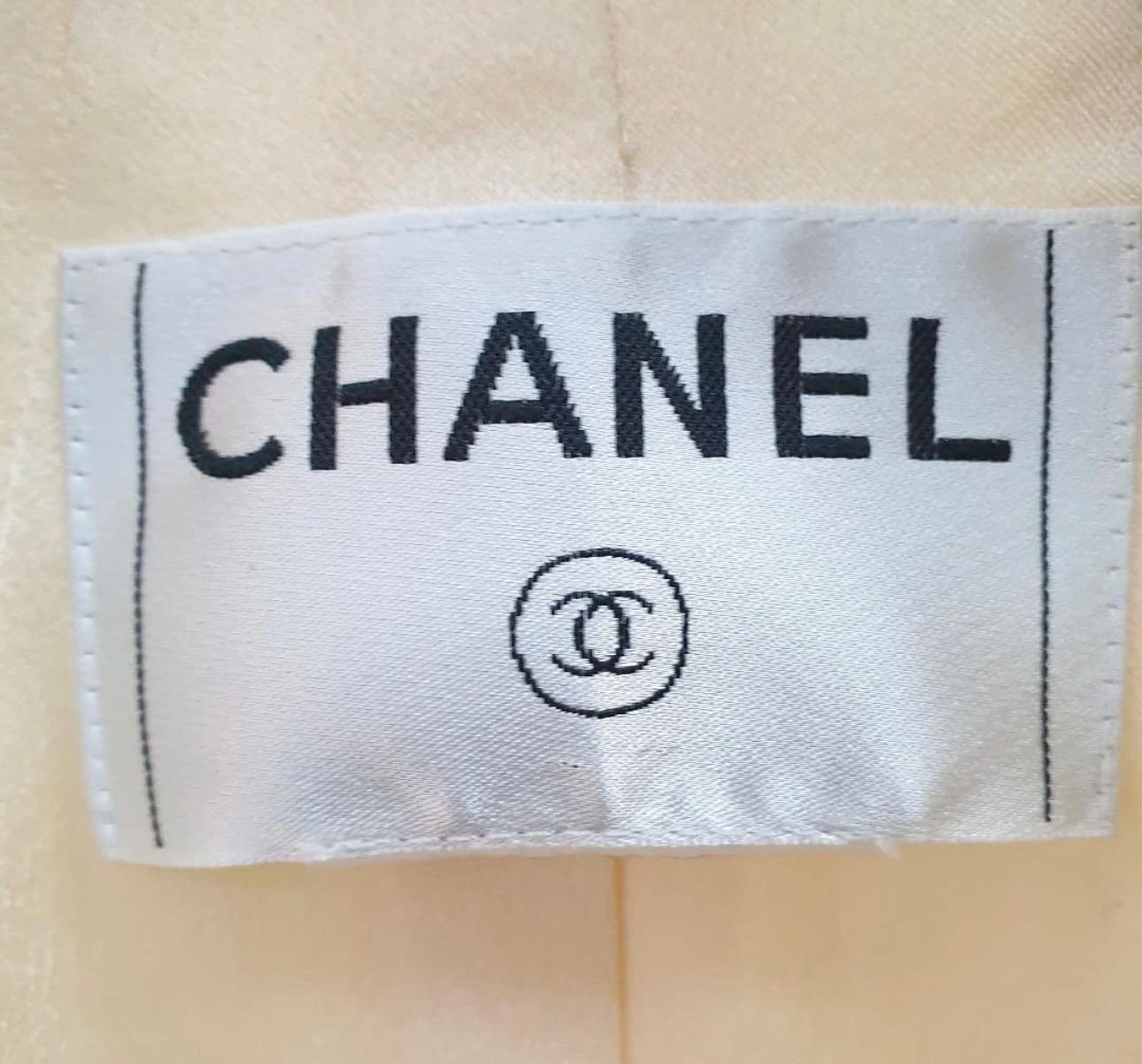 Chanel 07P ECRU RAW TRIM CC LOGO BUTTON JACKET BLAZER Sz.42 In condizioni buone in vendita a Krakow, PL