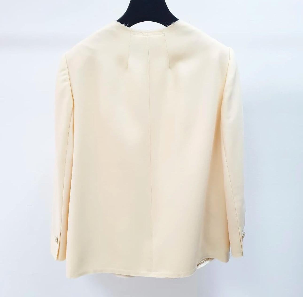 Donna Chanel 07P ECRU RAW TRIM CC LOGO BUTTON JACKET BLAZER Sz.42 in vendita